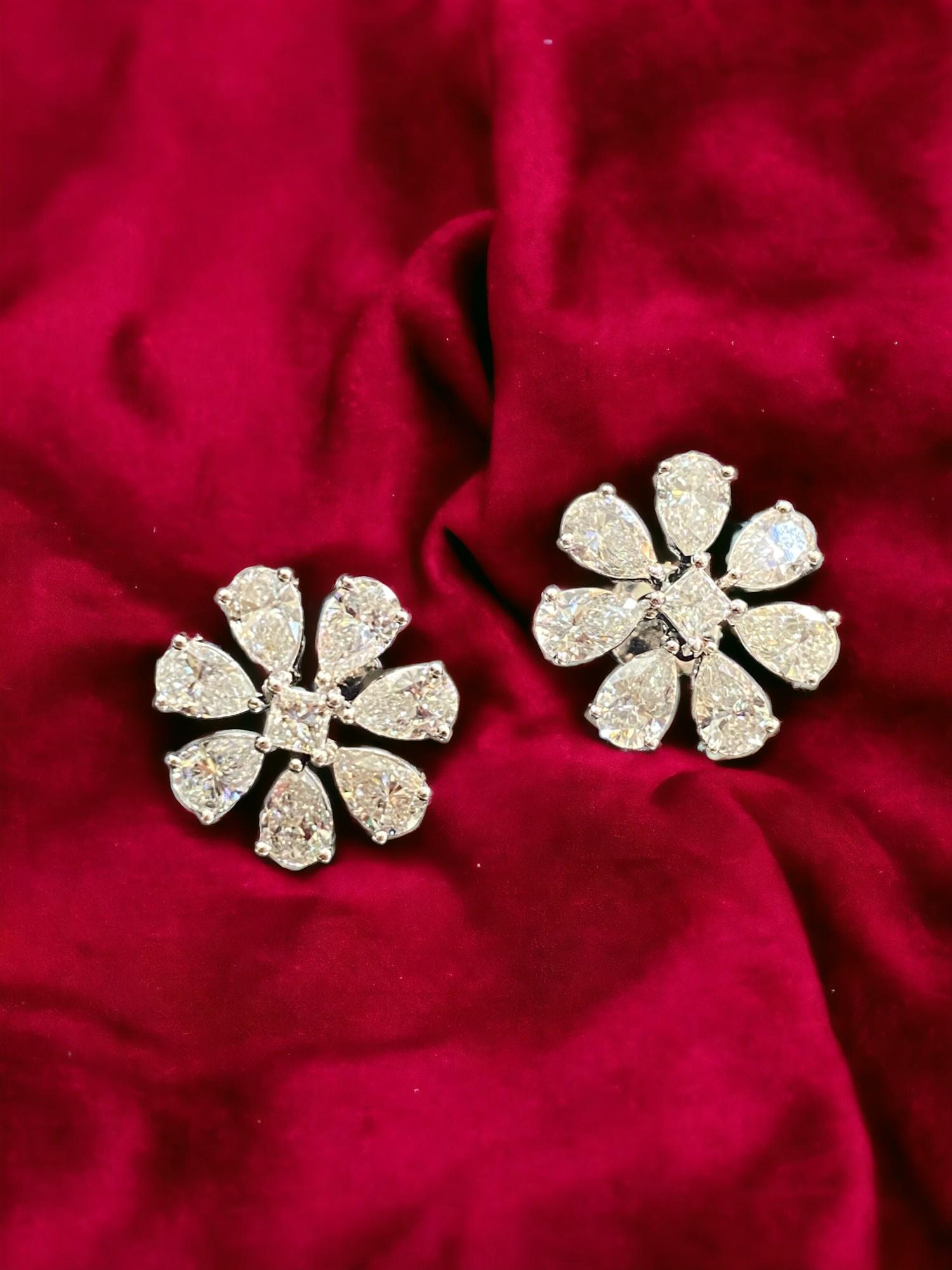 Contemporaneo 4,50 carati F/VS1 Pear Princess Natural Diamonds Big Flower Orecchini a perno in oro 14K in vendita