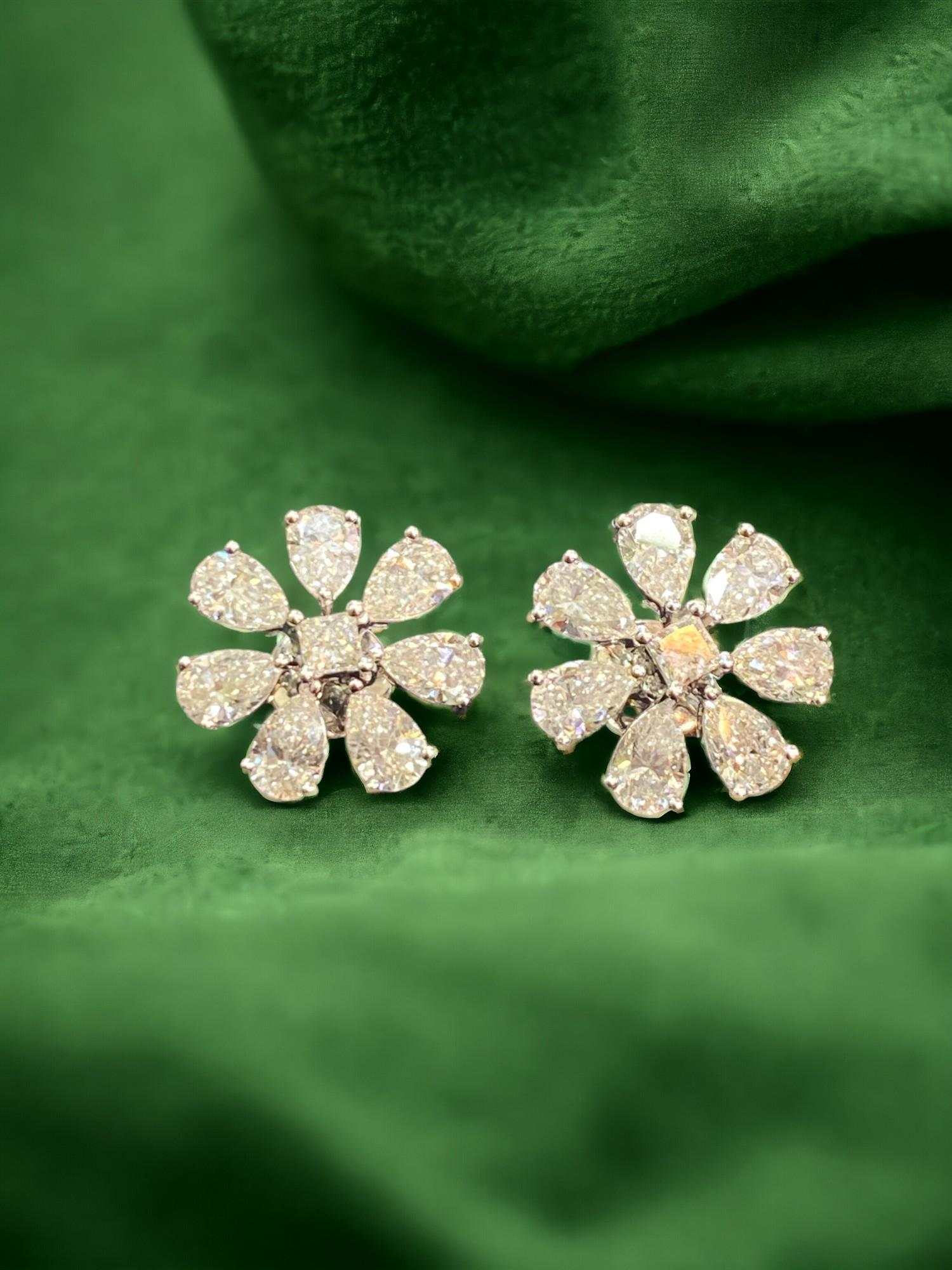 Taglio a goccia 4,50 carati F/VS1 Pear Princess Natural Diamonds Big Flower Orecchini a perno in oro 14K in vendita
