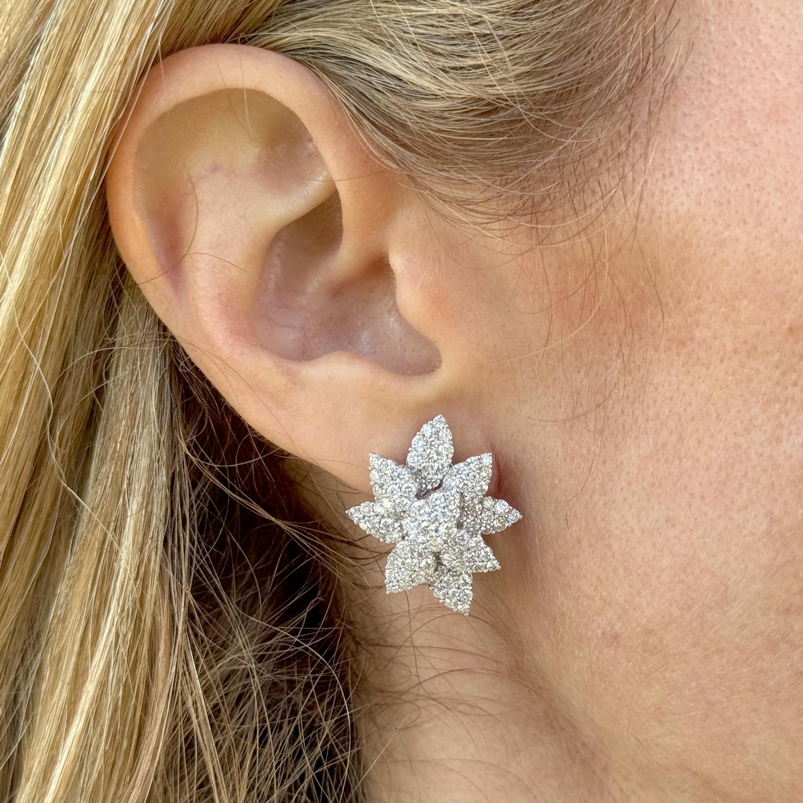 Wunderschöne und feminine Ohrringe mit Diamanten und Blumen aus 14 Karat Gelbgold. Die Ohrringe bestehen aus 188 runden Diamanten im Brillantschliff mit einem Gesamtgewicht von ca. 4,50 Karat und der Graduierung G-H Farbe und SI Reinheit. Die