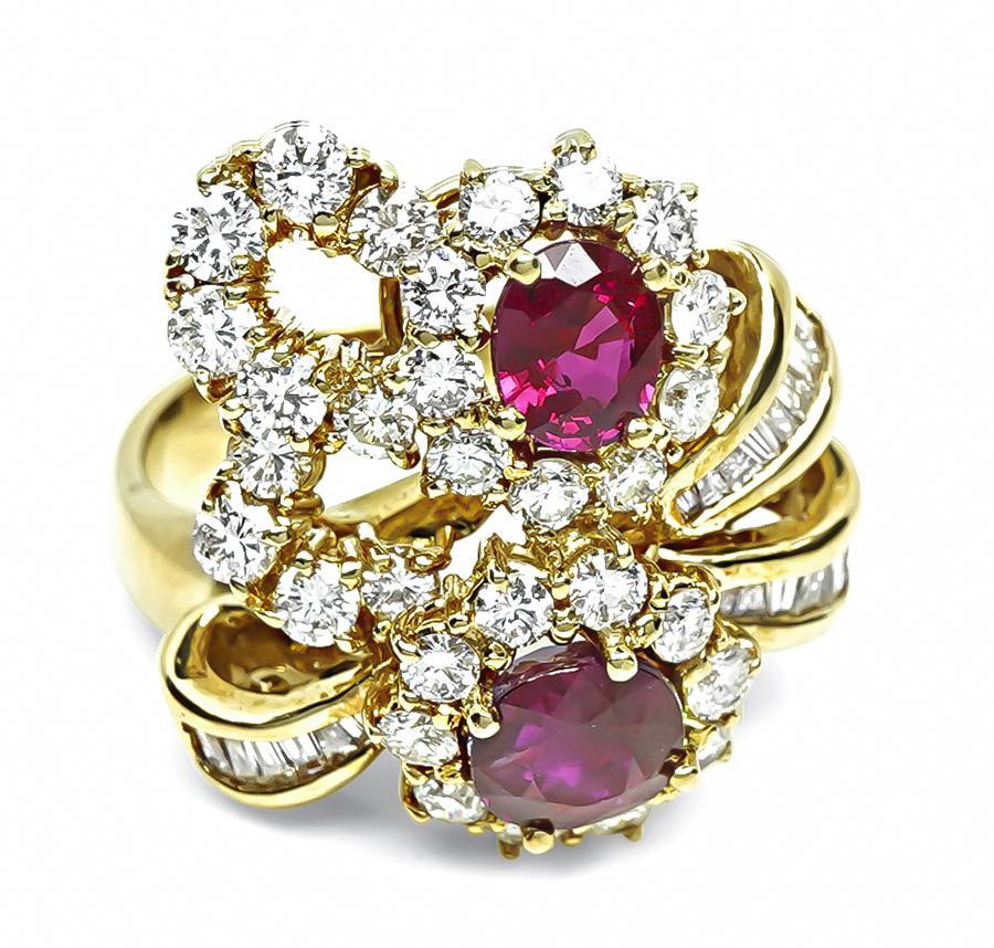 Il s'agit d'un superbe ensemble collier, boucles d'oreilles et bague en or jaune 18 carats. L'ensemble comprend des diamants marquises, baguettes et ronds étincelants qui pèsent environ 45,00ct. La couleur de ces diamants est E-F avec une clarté VS.