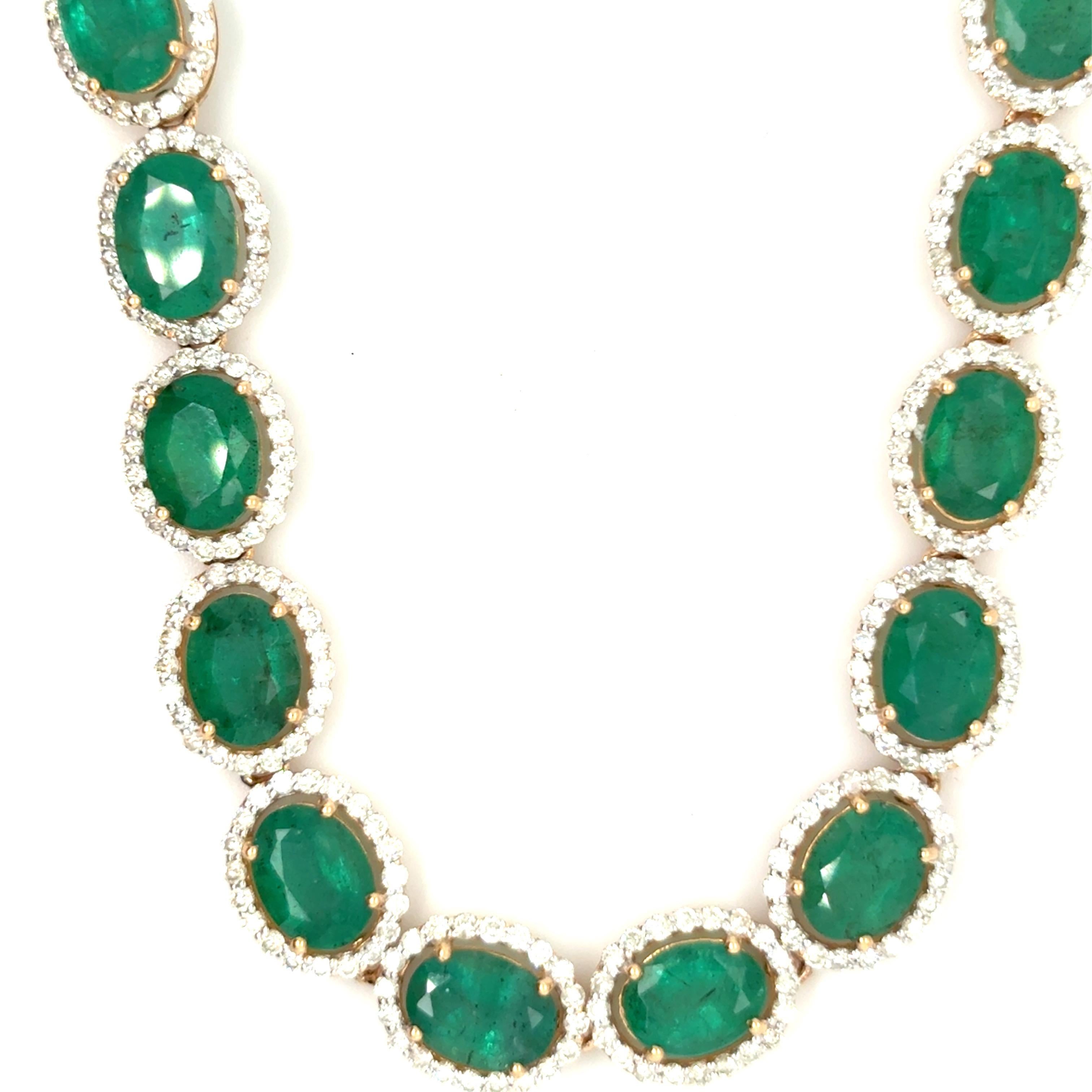 Laissez-vous séduire par l'opulence de ce magnifique chef-d'œuvre d'émeraude et de diamant de 45,04 carats. Mettant en valeur 38 émeraudes de taille ovale richement saturées, chacune entourée d'un halo scintillant de diamants fins, ce collier