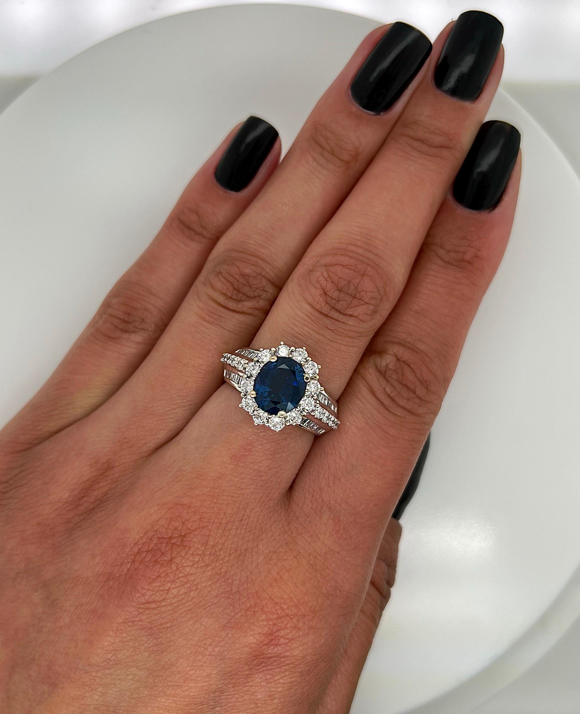 4.50 Total Carat Sapphire and Diamond Ladies Ring In New Condition For Sale In New York, NY