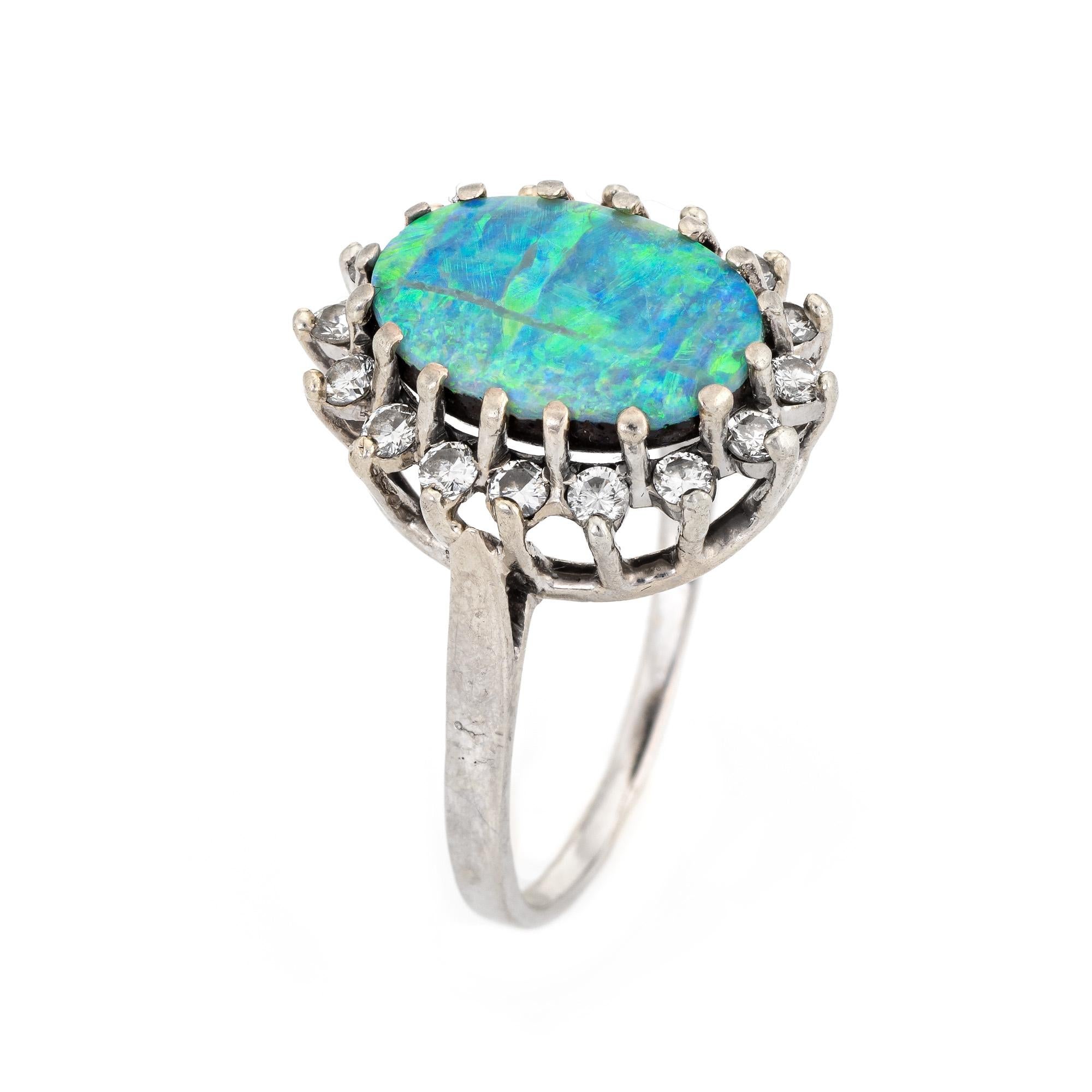 Stilvoller Cocktailring mit Boulder-Opal und Diamant (ca. 1970er bis 1980er Jahre) aus 14 Karat Weißgold. 

Der natürliche Boulder-Opal misst 14 mm x 10 mm (geschätzte 4,50 Karat) und ist mit 16 runden Diamanten im Brillantschliff von insgesamt