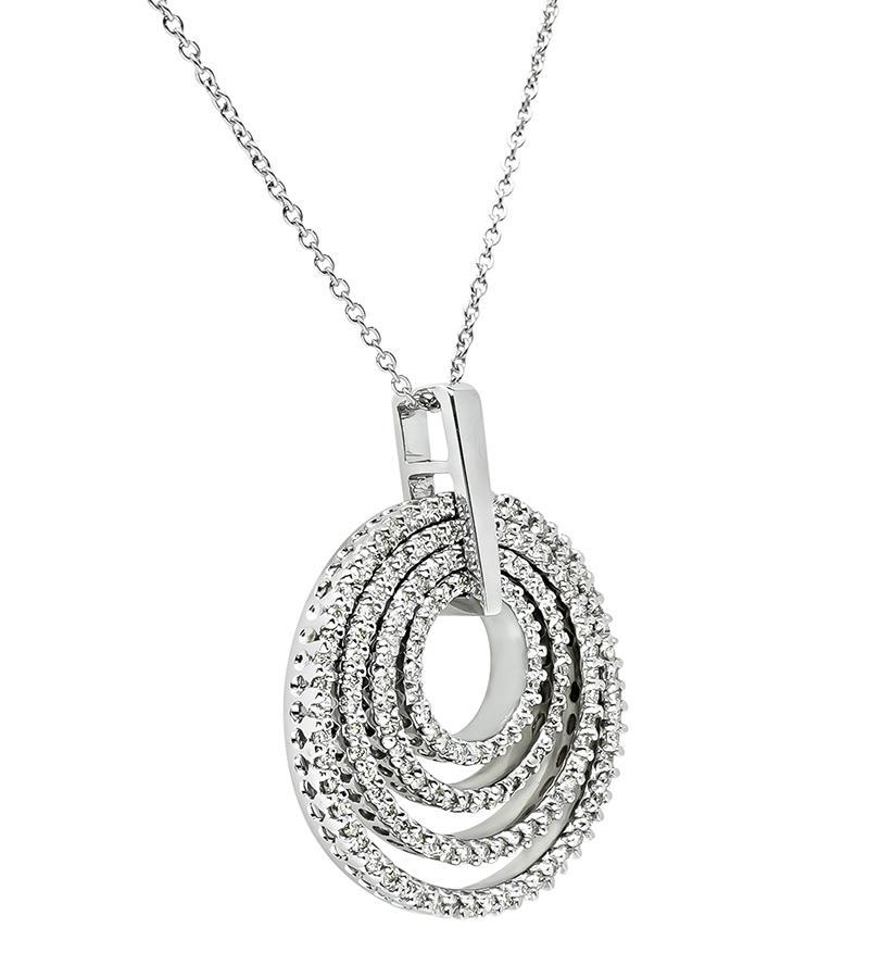 Dies ist eine atemberaubende Halskette mit Anhänger aus 14 Karat Weißgold. Der Anhänger ist mit funkelnden Diamanten im Rundschliff besetzt, die etwa 4.50 ct wiegen. Die Farbe dieser Diamanten ist H-I mit Vs-Reinheit. Der Anhänger misst 43 mm x 35