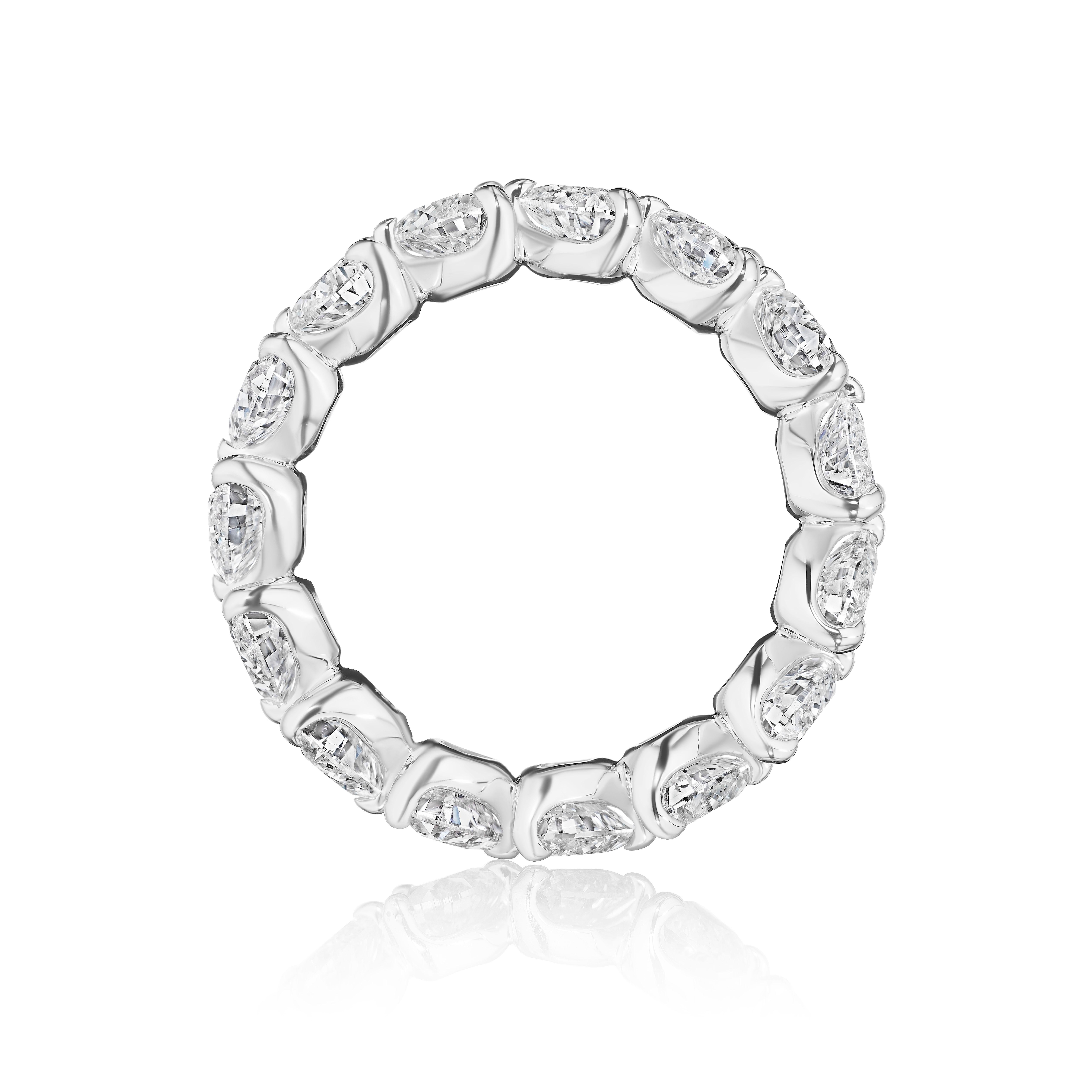 4.50ct Heart Shape Diamond Eternity Band in 18KT Gold In New Condition For Sale In New York, NY