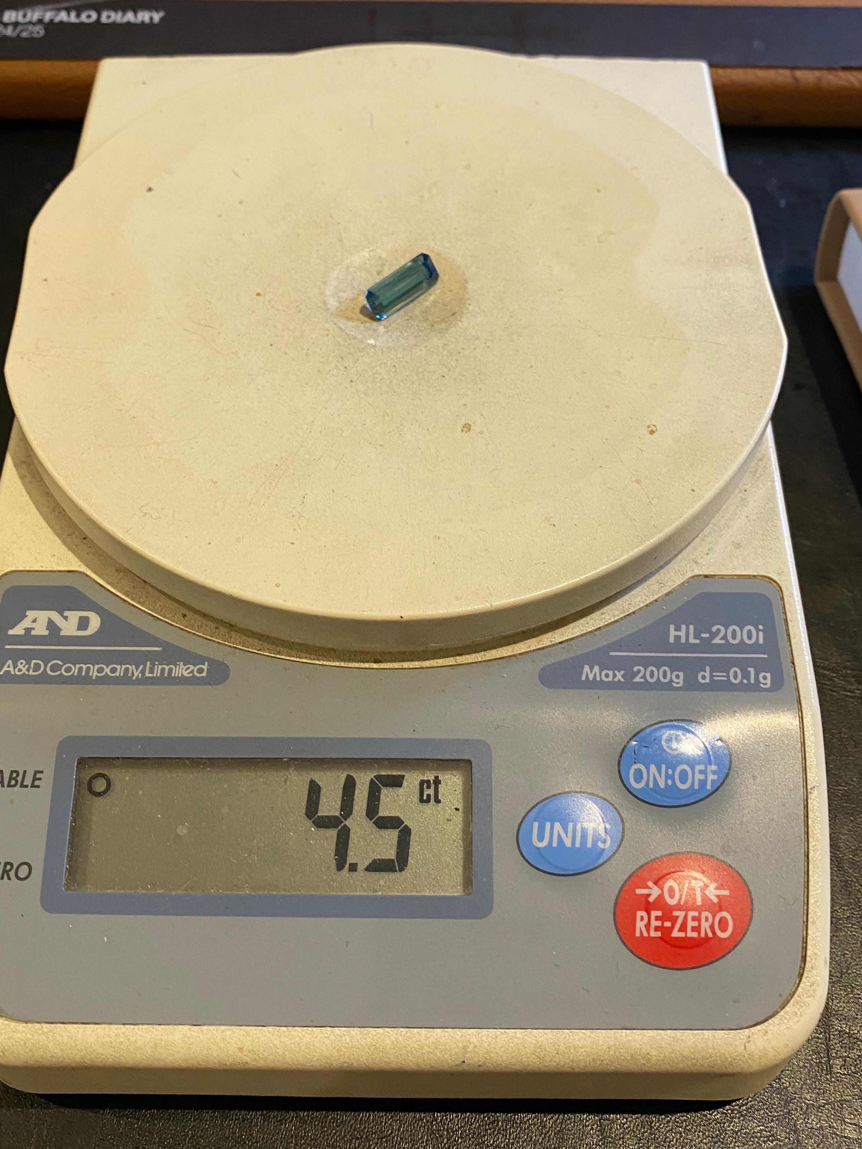Tourmaline naturelle bleu intense non sertie de 4,50 carats, indicolite, taille baguette Excellent état - En vente à MELBOURNE, AU
