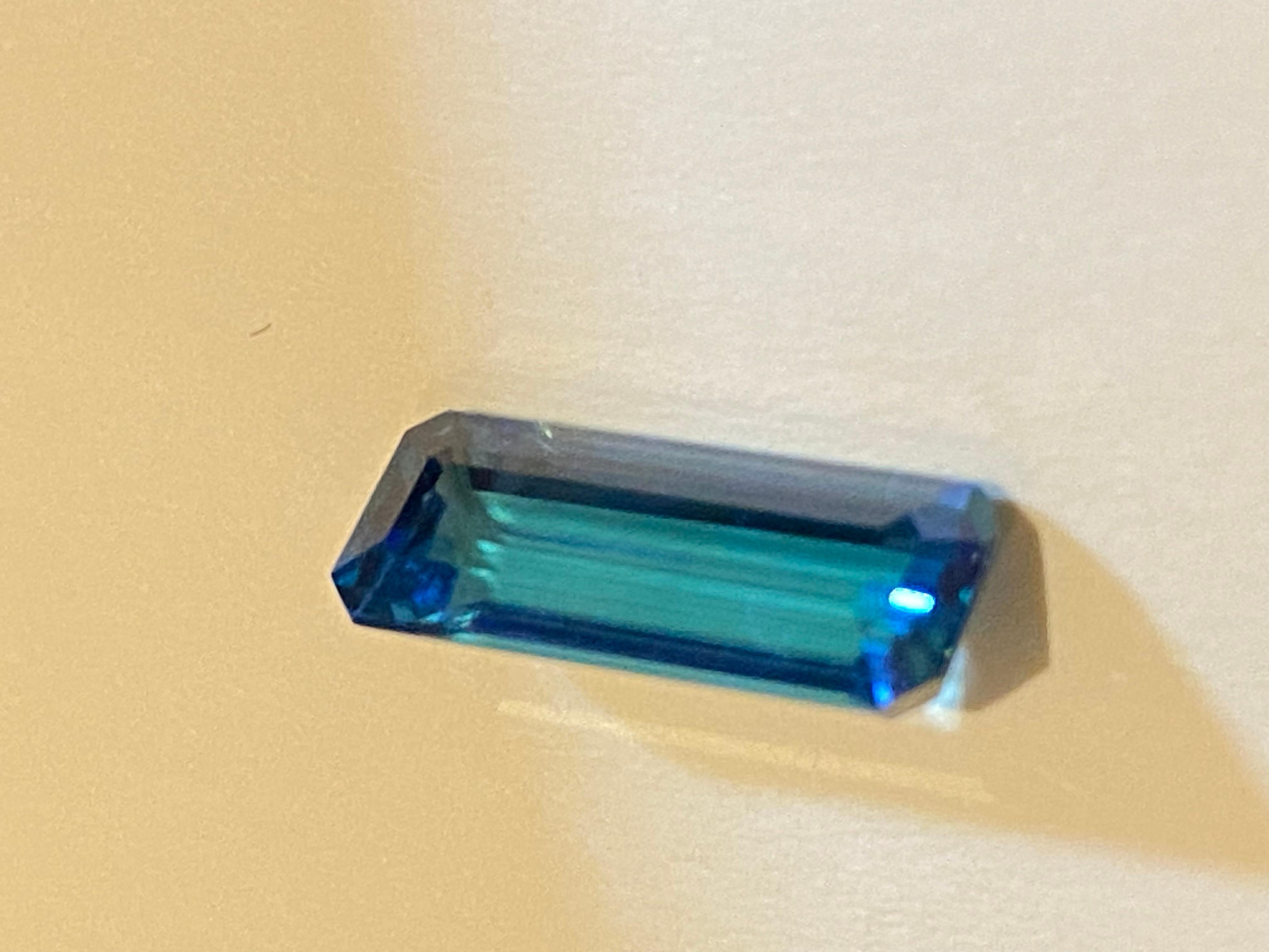 Tourmaline naturelle bleu intense non sertie de 4,50 carats, indicolite, taille baguette en vente 2