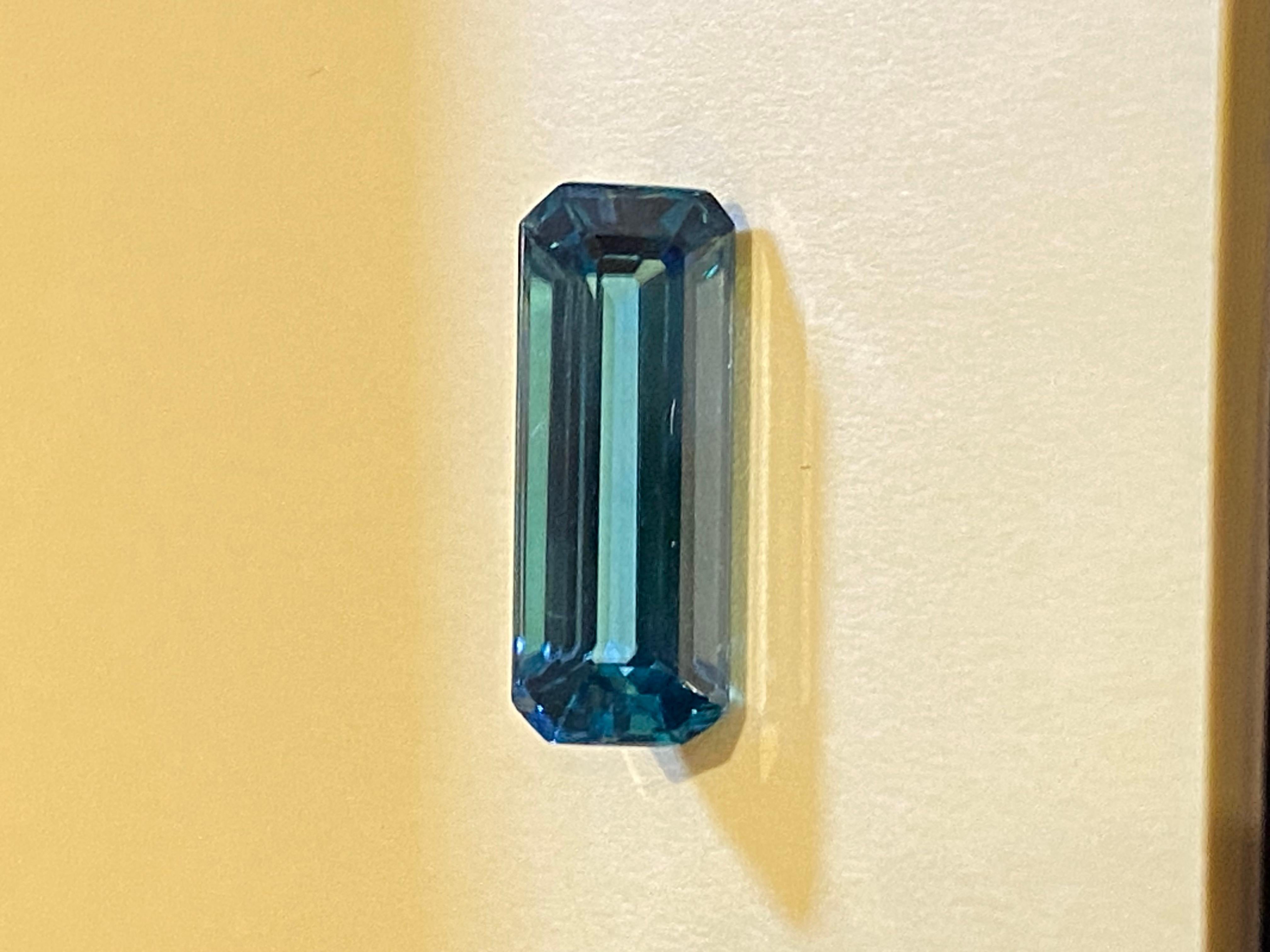 Tourmaline naturelle bleu intense non sertie de 4,50 carats, indicolite, taille baguette en vente 3