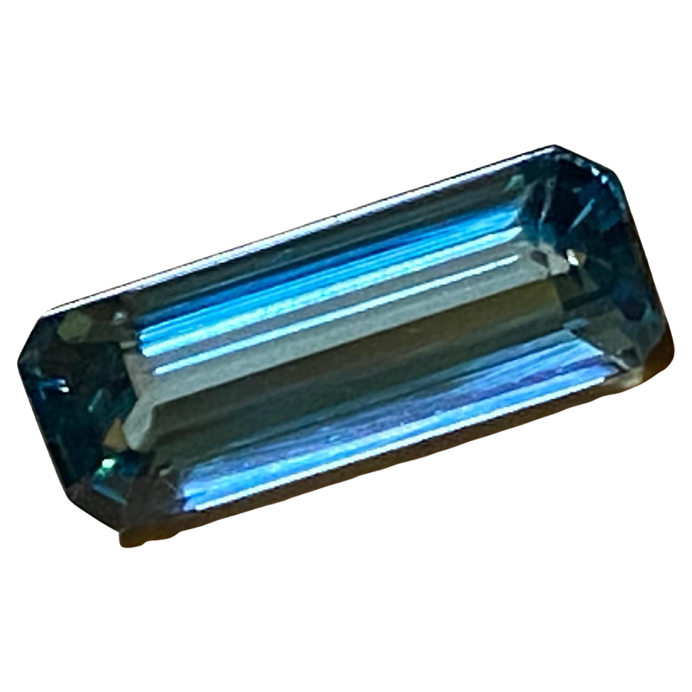 Tourmaline naturelle bleu intense non sertie de 4,50 carats, indicolite, taille baguette en vente