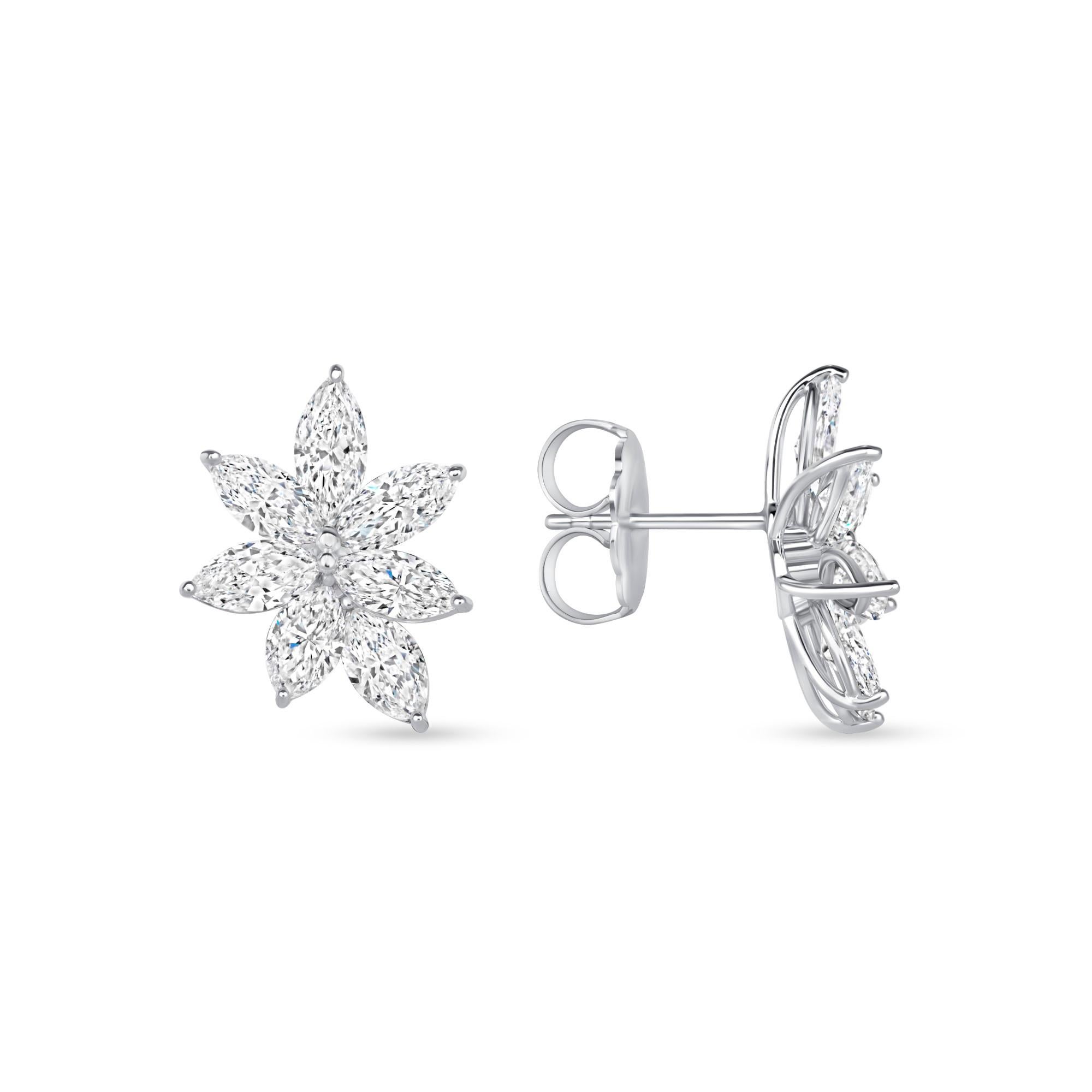 Questi orecchini hanno quattordici diamanti a forma di marquise di colore F e purezza VS per un peso totale di 4,50 carati incastonati in oro bianco 14K.

