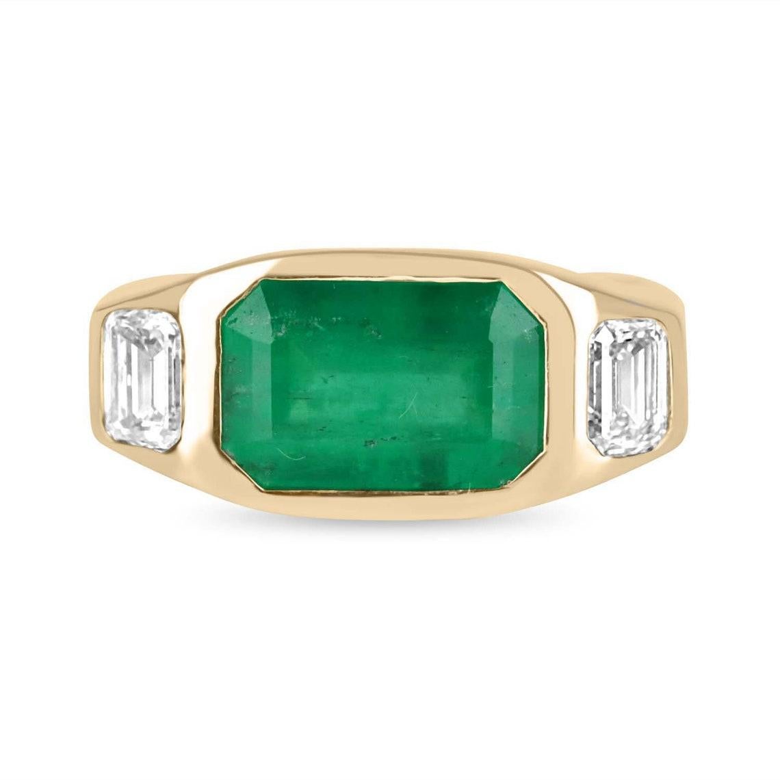 Aquí tienes un impresionante anillo de tres piedras con esmeraldas y diamantes. La piedra central es una impresionante esmeralda colombiana de 3.72 quilates. Esta gema presenta un color verde vivo y un brillo excelente. A los lados hay dos diamantes