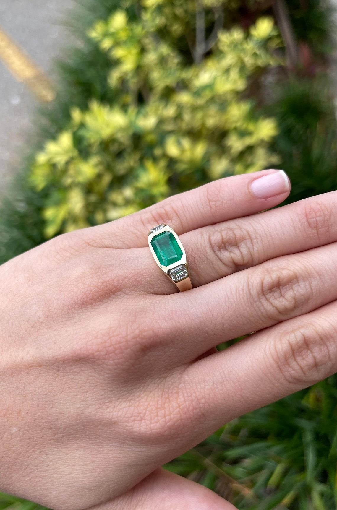 Anillo Gitano de Esmeralda Colombiana y Diamante talla Esmeralda de 4,50 qt 18K Tres Piedras en venta 1
