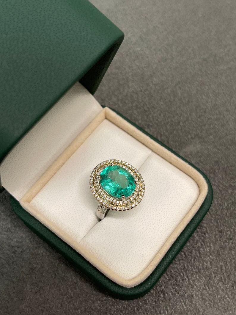 4,50 quilates Esmeralda natural ovalada y halo de diamantes Anillo de 18 quilates  Eme Oval Doble Contemporáneo en venta