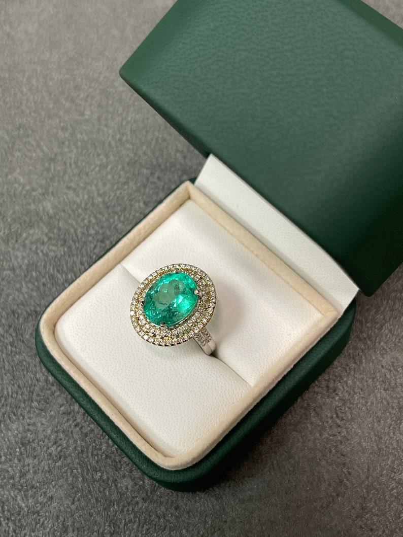 4,50 quilates Esmeralda natural ovalada y halo de diamantes Anillo de 18 quilates  Eme Oval Doble Corte oval en venta