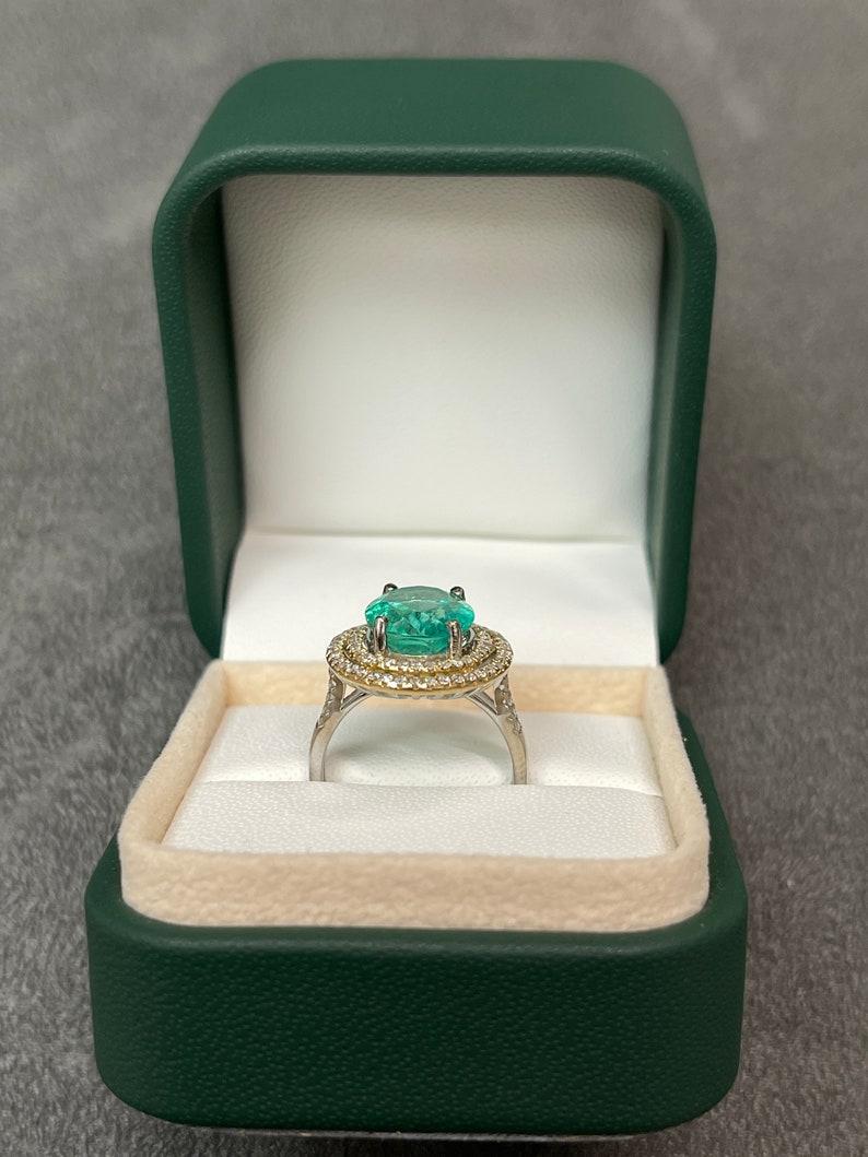 4,50 quilates Esmeralda natural ovalada y halo de diamantes Anillo de 18 quilates  Eme Oval Doble en Nuevo estado para la venta en Jupiter, FL