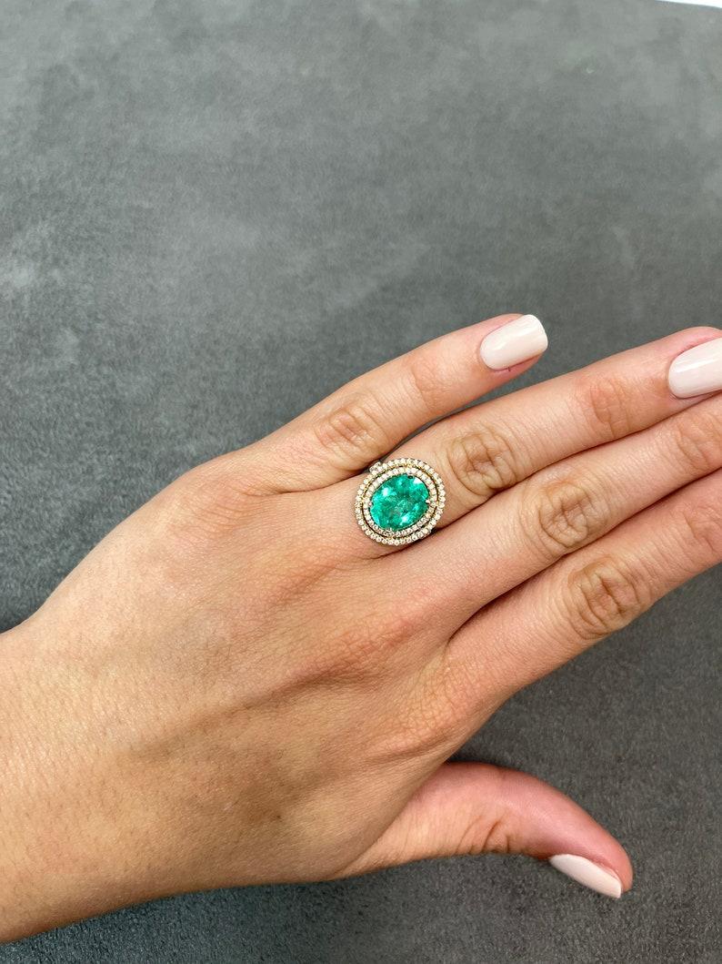 De las mujeres 4,50 quilates Esmeralda natural ovalada y halo de diamantes Anillo de 18 quilates  Eme Oval Doble en venta