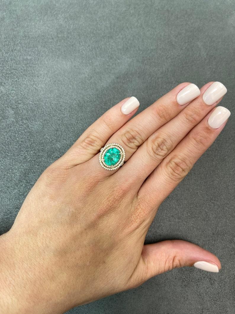4,50 quilates Esmeralda natural ovalada y halo de diamantes Anillo de 18 quilates  Eme Oval Doble en venta 1
