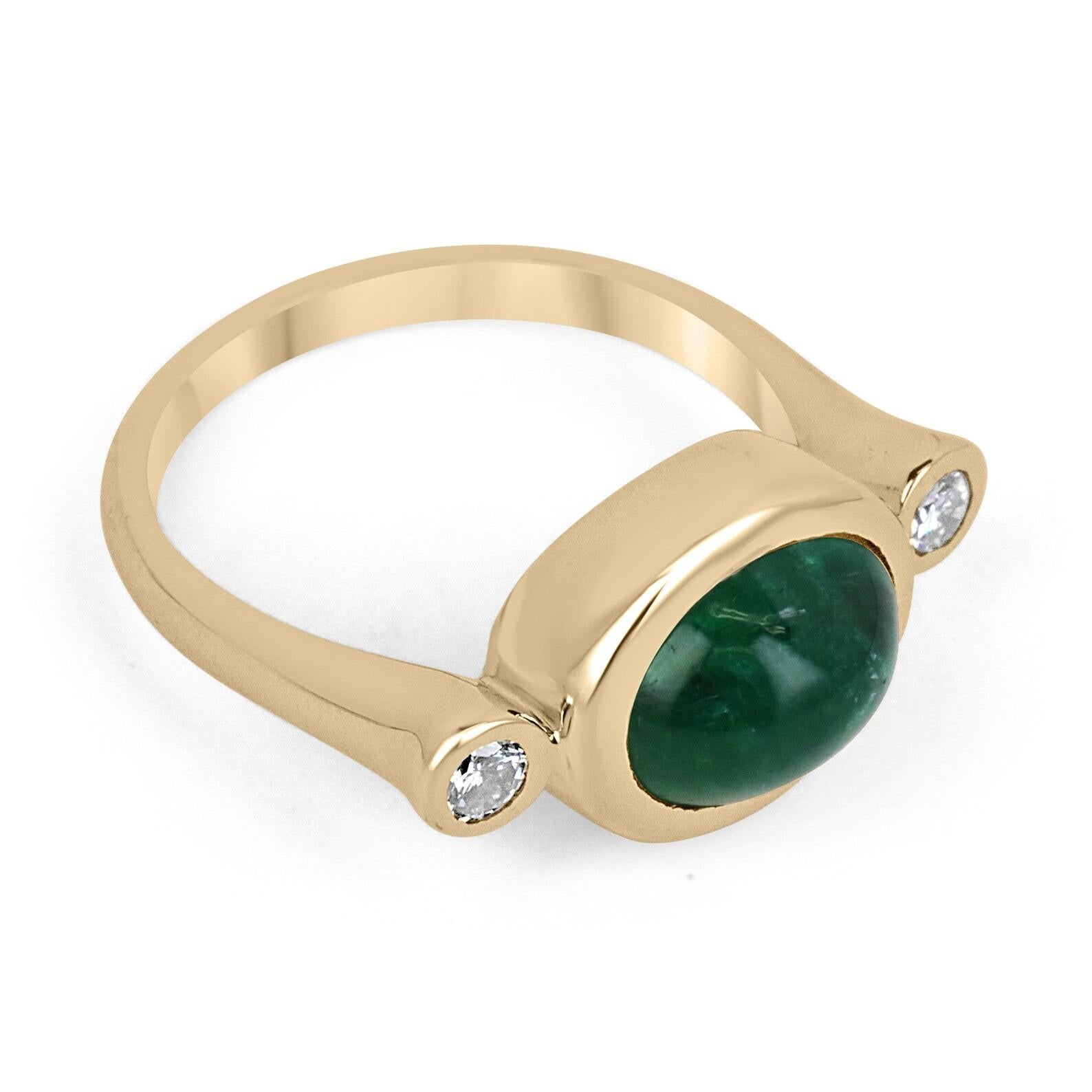 Ein prächtiger Dreisteinring mit Smaragd-Cabochon und Diamant-Akzent. Dieses bemerkenswerte Stück zeichnet sich durch einen atemberaubenden, hochwertigen, dunkel smaragdgrünen Cabochon-Smaragd aus. Oval geschliffen, mit sehr guter Klarheit und