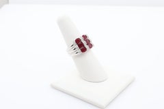 Anello da cocktail con rubino a cuscino e tre file di diamanti da 4,51 carati in oro bianco 18 carati