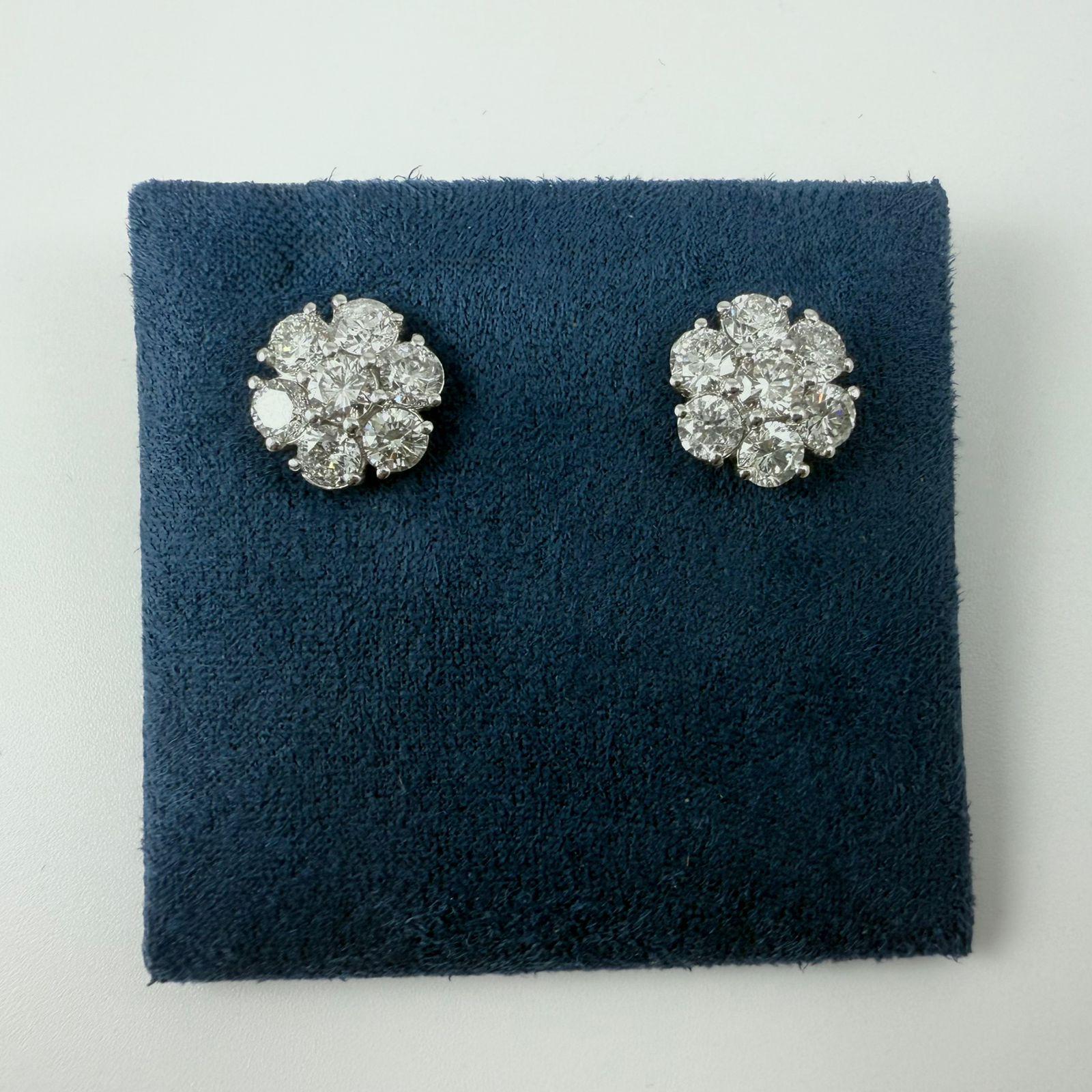 Classici ed eleganti, questi orecchini con diamanti a grappolo donano una brillantezza senza tempo a qualsiasi look. Progettati con 14 diamanti rotondi a taglio brillante disposti a grappolo, creano l'illusione di una pietra singola più grande e