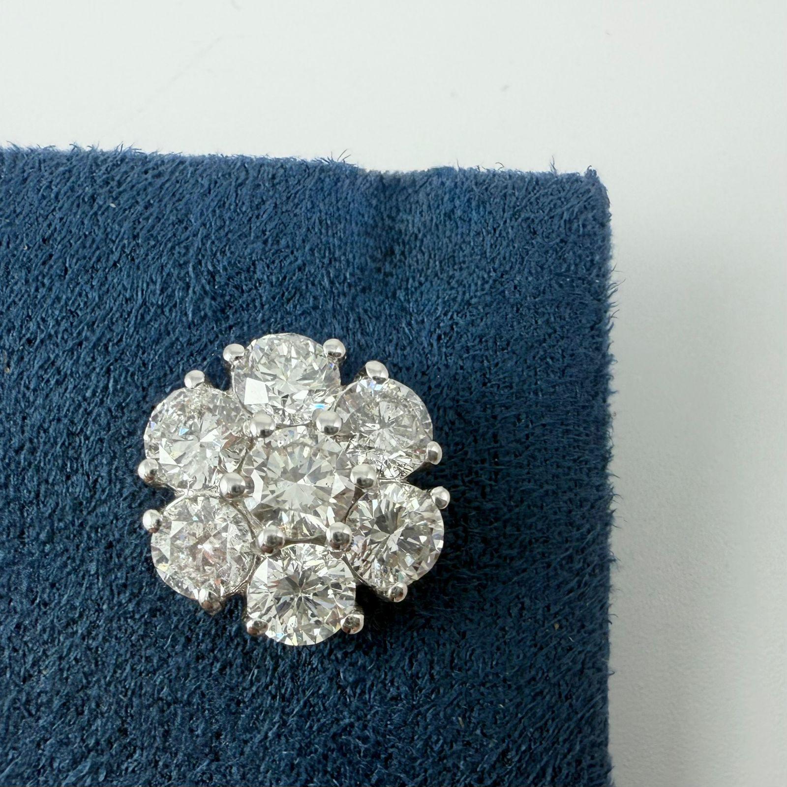 Taglio rotondo Orecchini a grappolo con diamanti da 4,51 carati in oro bianco 14K in vendita