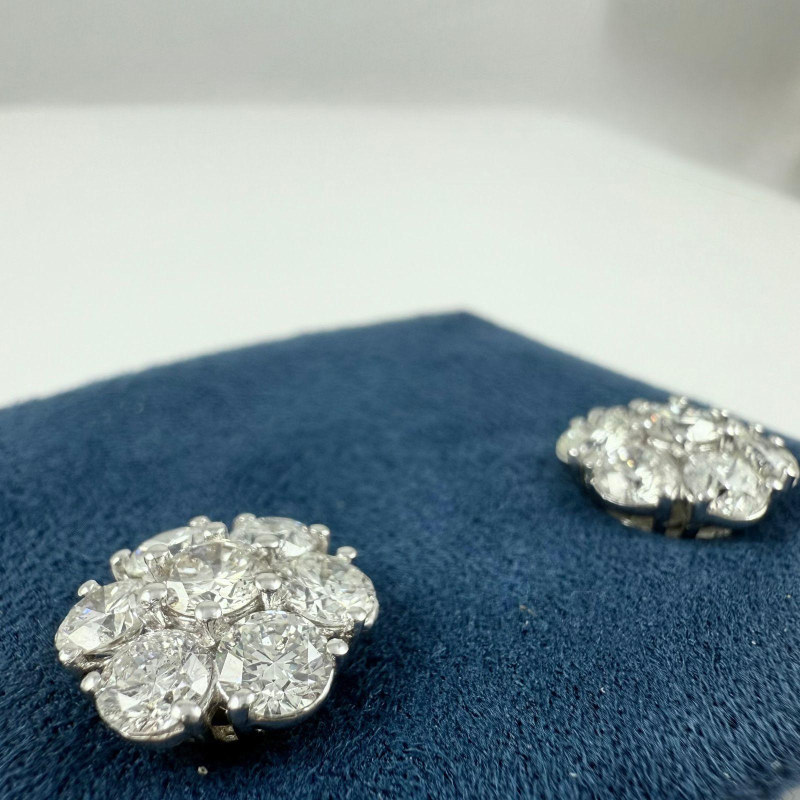 Orecchini a grappolo con diamanti da 4,51 carati in oro bianco 14K in vendita 1