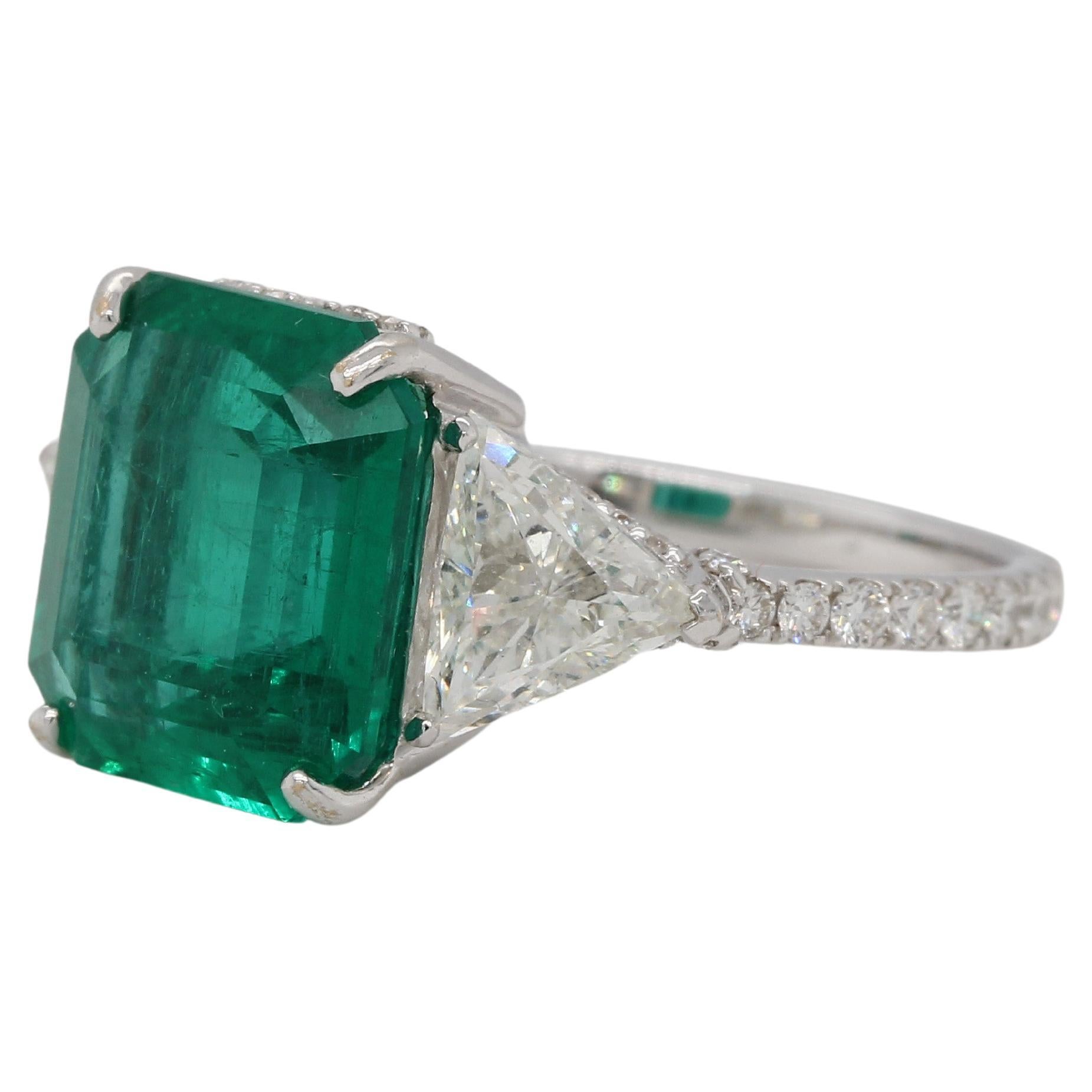 4.51 Carat Emerald and Diamond Wedding Ring in 18 Karat Gold In New Condition For Sale In Bangkok, 10