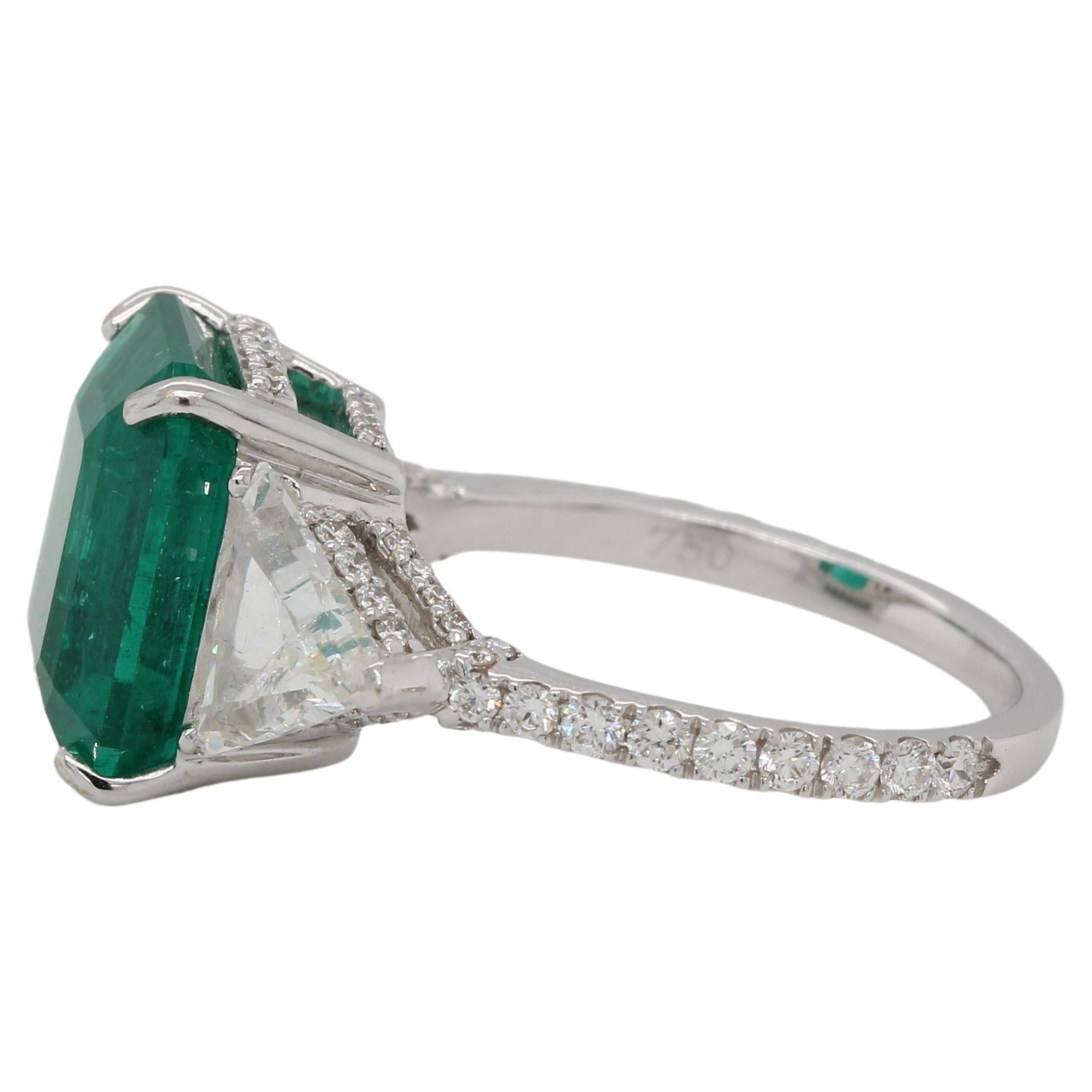 Women's or Men's 4.51 Carat Emerald and Diamond Wedding Ring in 18 Karat Gold For Sale