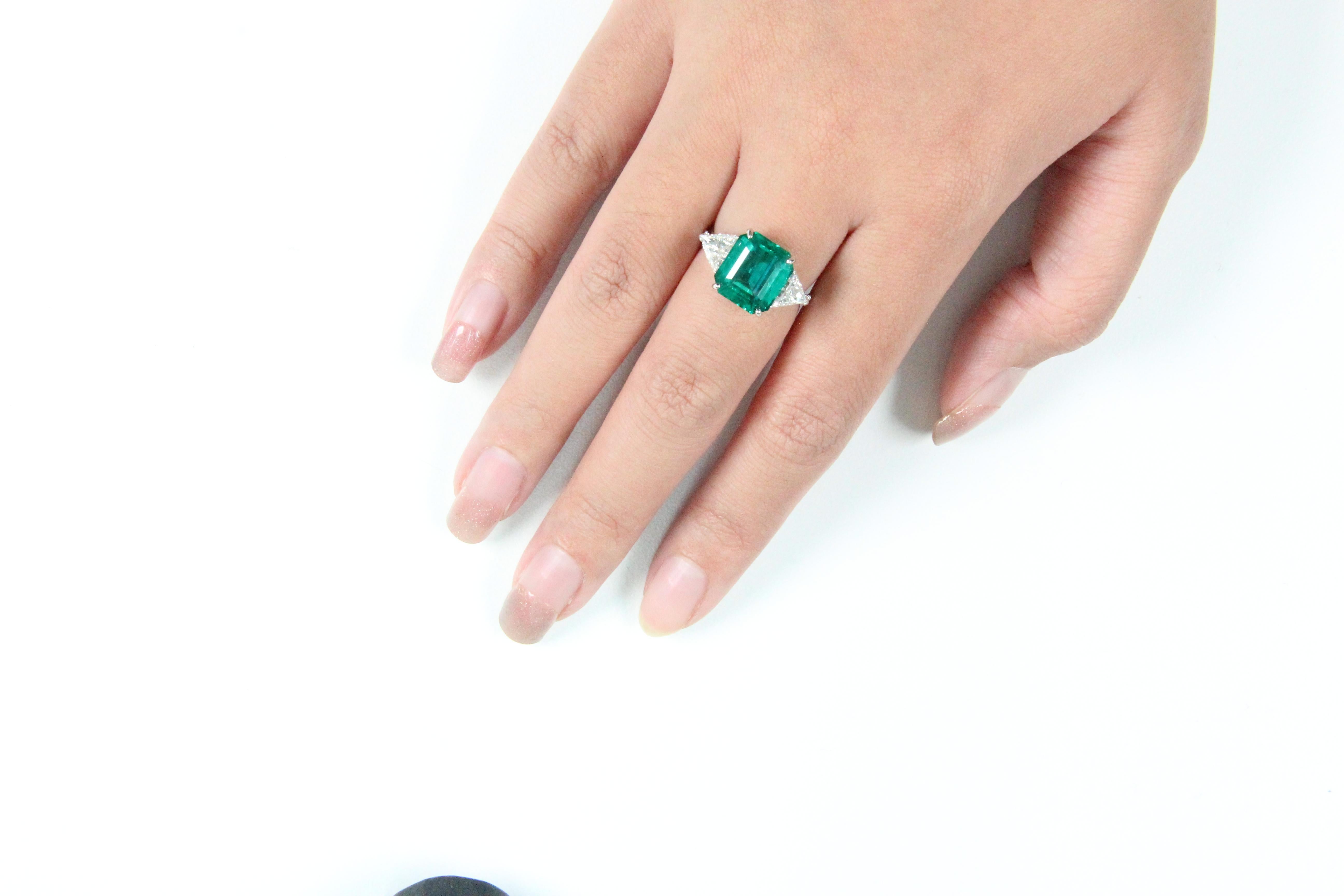 4.51 Carat Emerald and Diamond Wedding Ring in 18 Karat Gold For Sale 1
