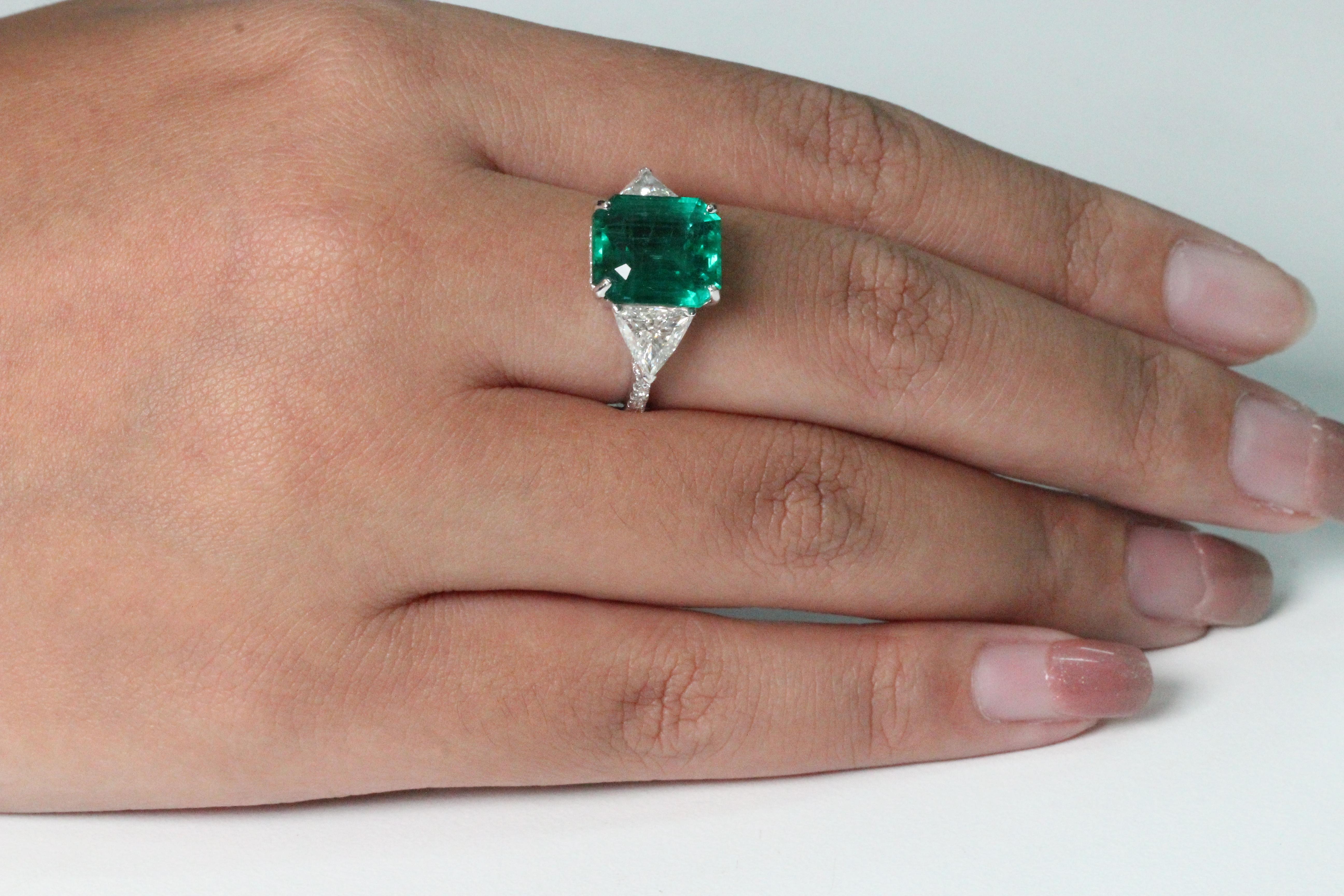 4.51 Carat Emerald and Diamond Wedding Ring in 18 Karat Gold For Sale 2