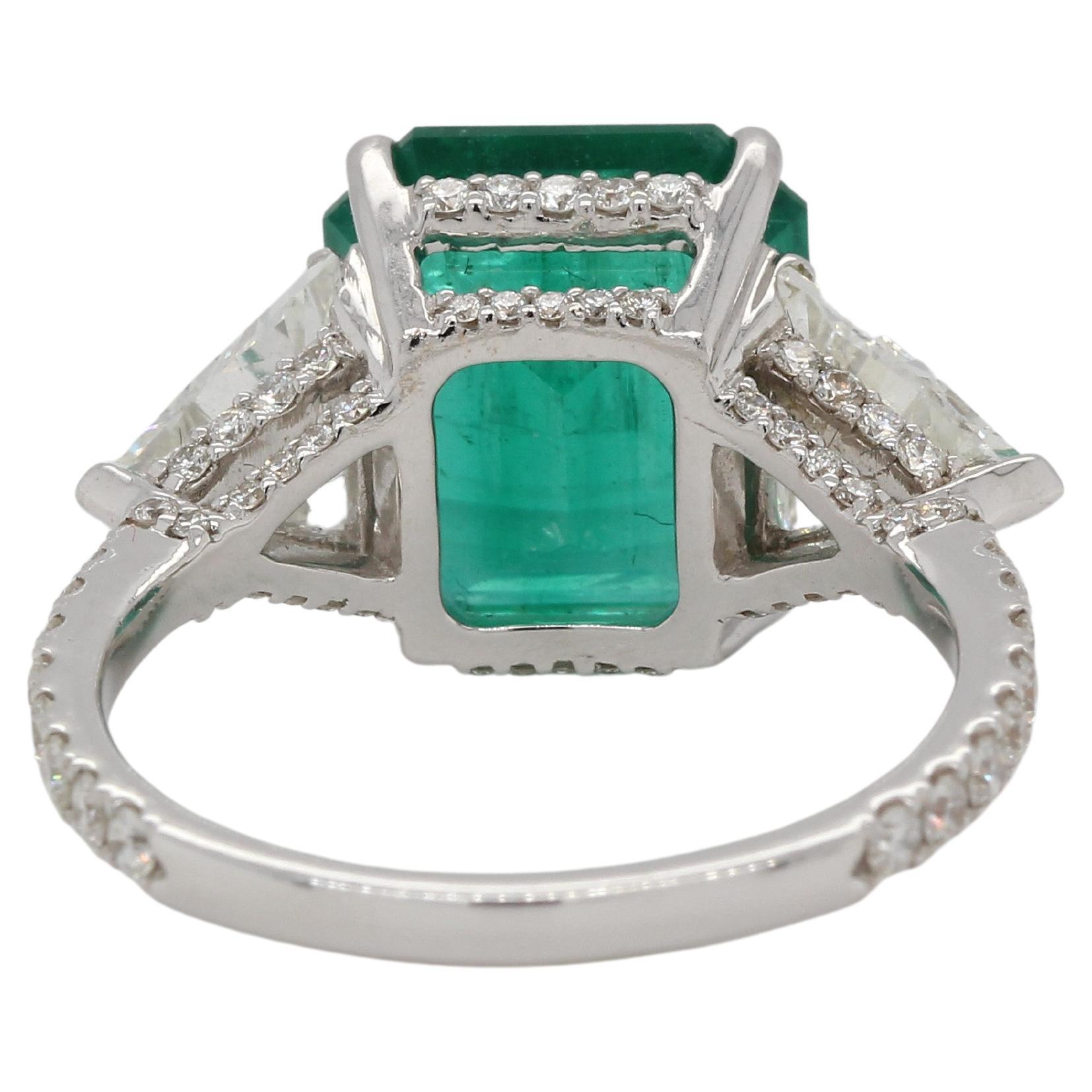 4.51 Carat Emerald and Diamond Wedding Ring in 18 Karat Gold For Sale 3