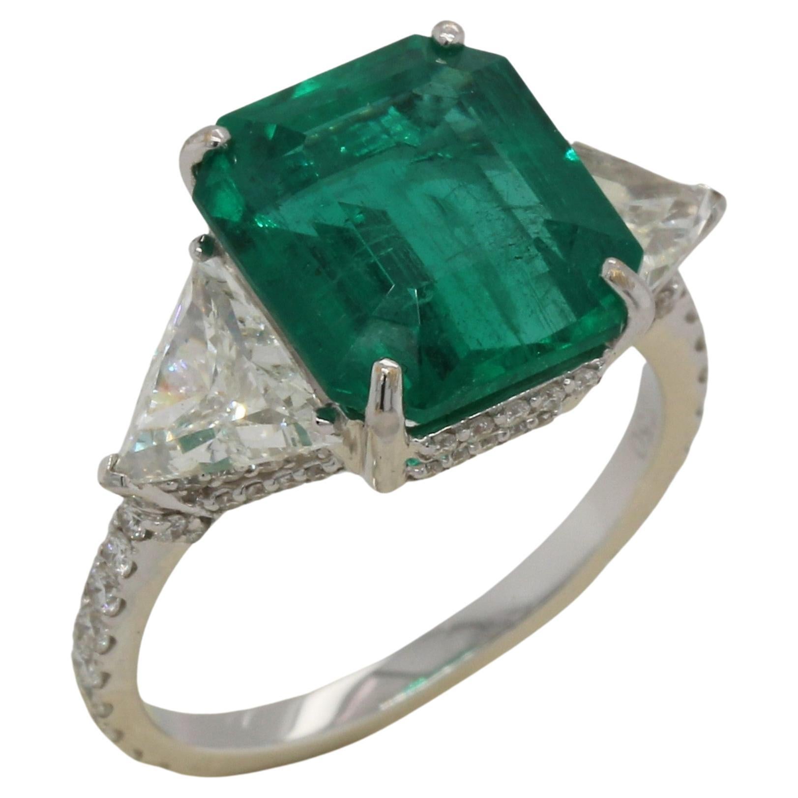4.51 Carat Emerald and Diamond Wedding Ring in 18 Karat Gold For Sale