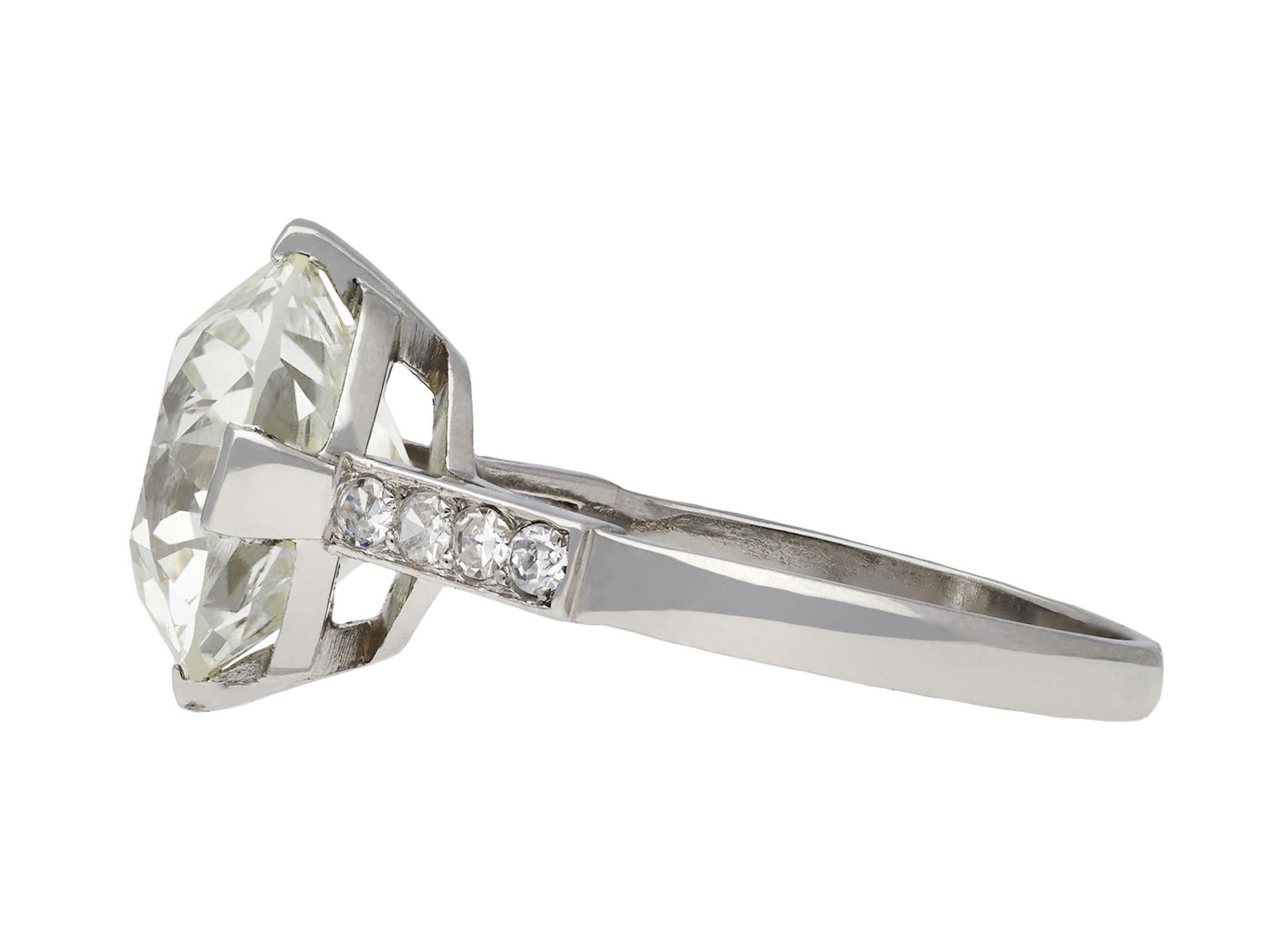 4,51 Karat altgeschliffener Diamant flankiert Solitärring. In der Mitte befindet sich ein runder Diamant im Altschliff, Farbe Q-R, Reinheit VS1, mit einem Gewicht von 4,51 Karat in einer offenen Klauenfassung, flankiert von acht runden Diamanten im