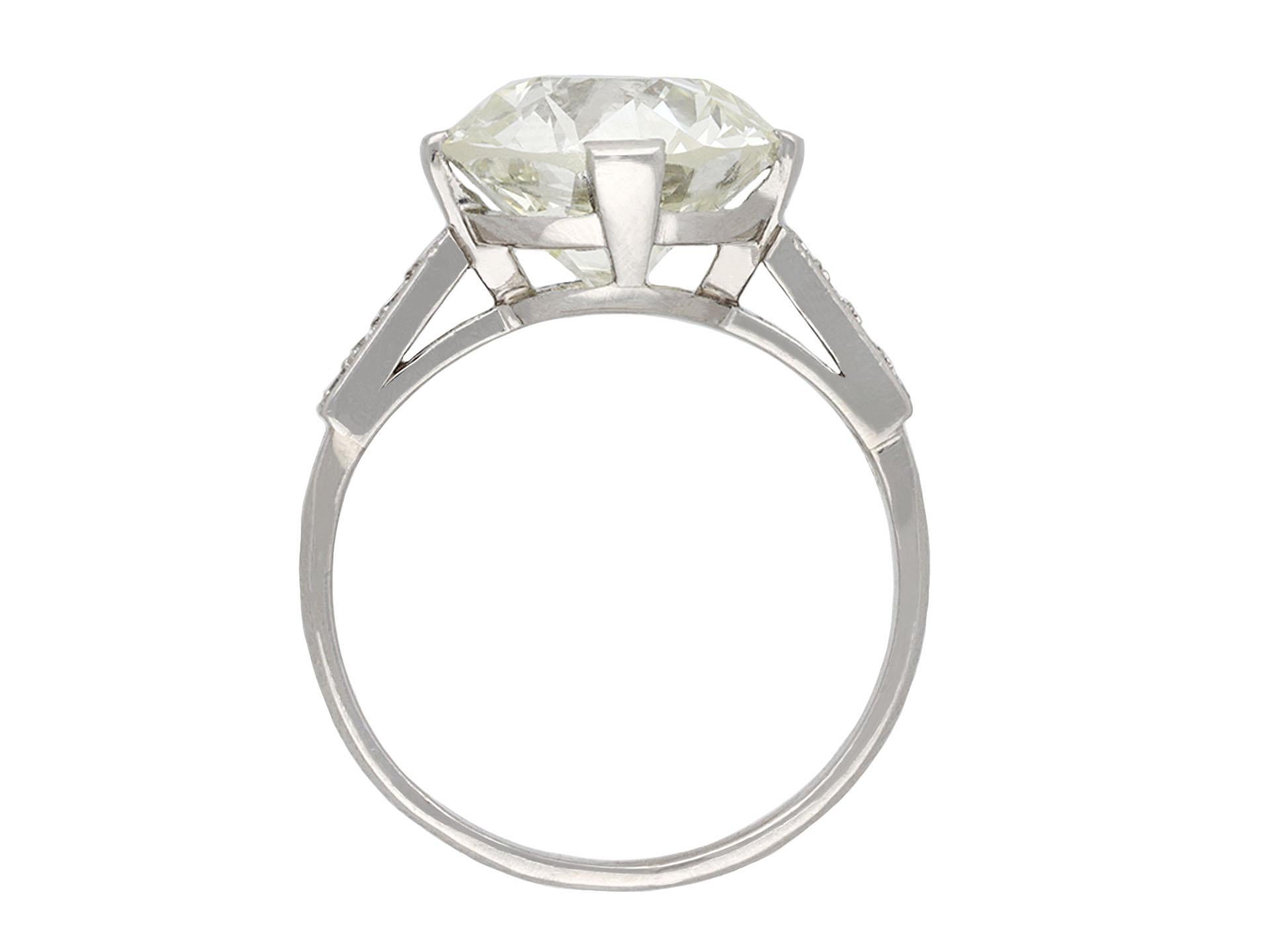 4,51 Karat altgeschliffener Diamant, flankierter Solitärring, französisch, um 1940. (Alteuropäischer Schliff) im Angebot