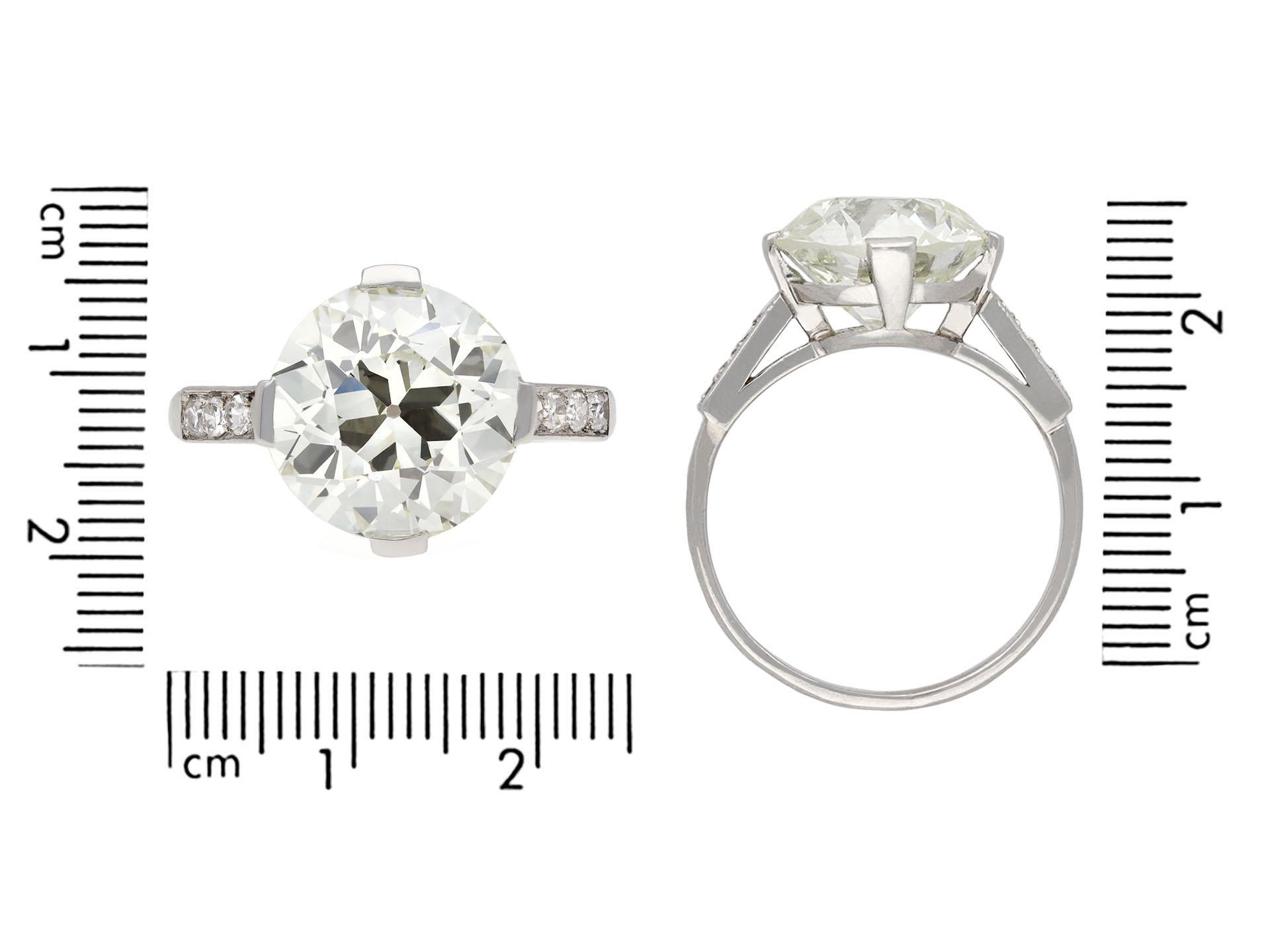 4,51 Karat altgeschliffener Diamant, flankierter Solitärring, französisch, um 1940. im Zustand „Gut“ im Angebot in London, GB