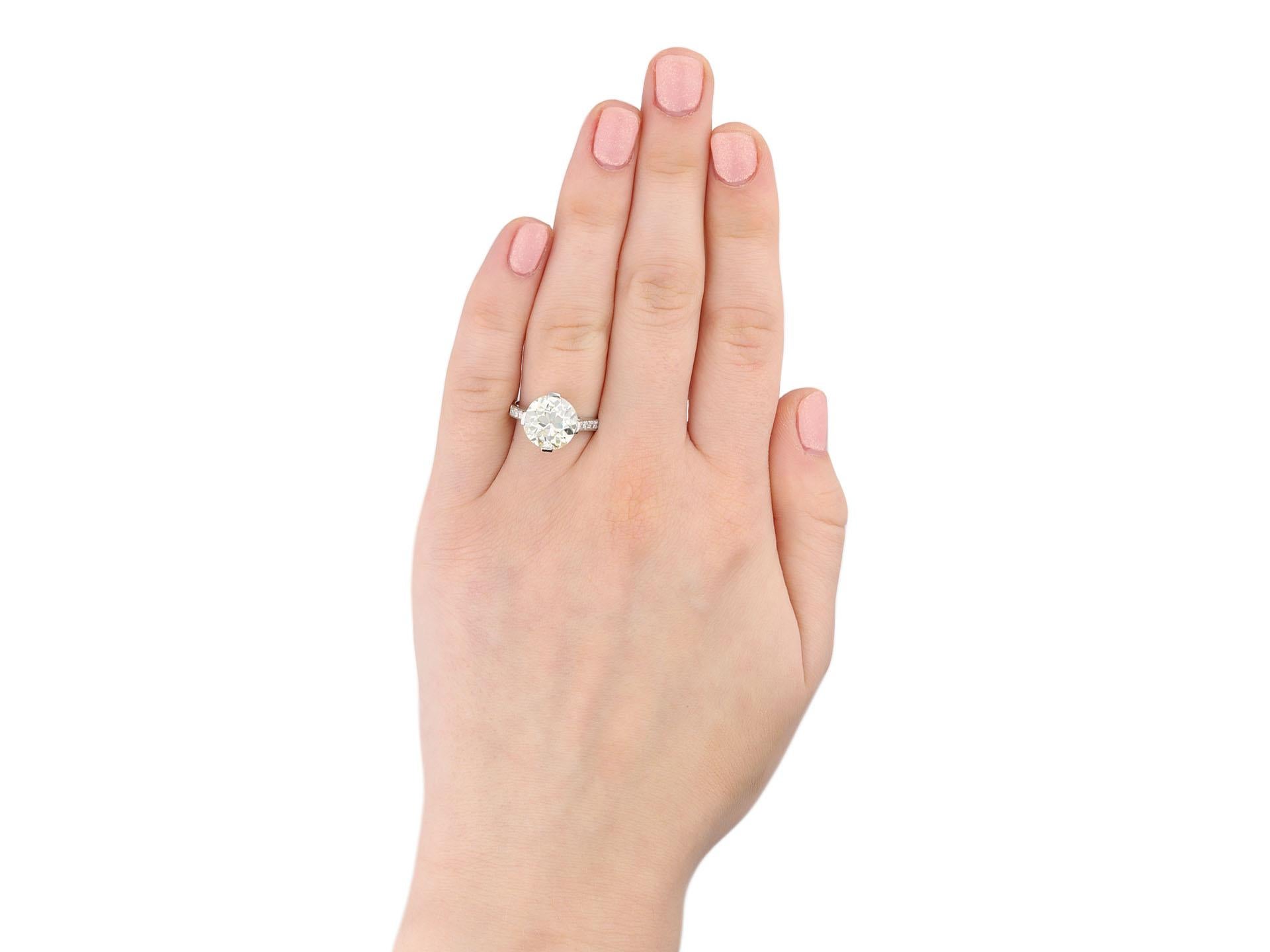 4,51 Karat altgeschliffener Diamant, flankierter Solitärring, französisch, um 1940. für Damen oder Herren im Angebot