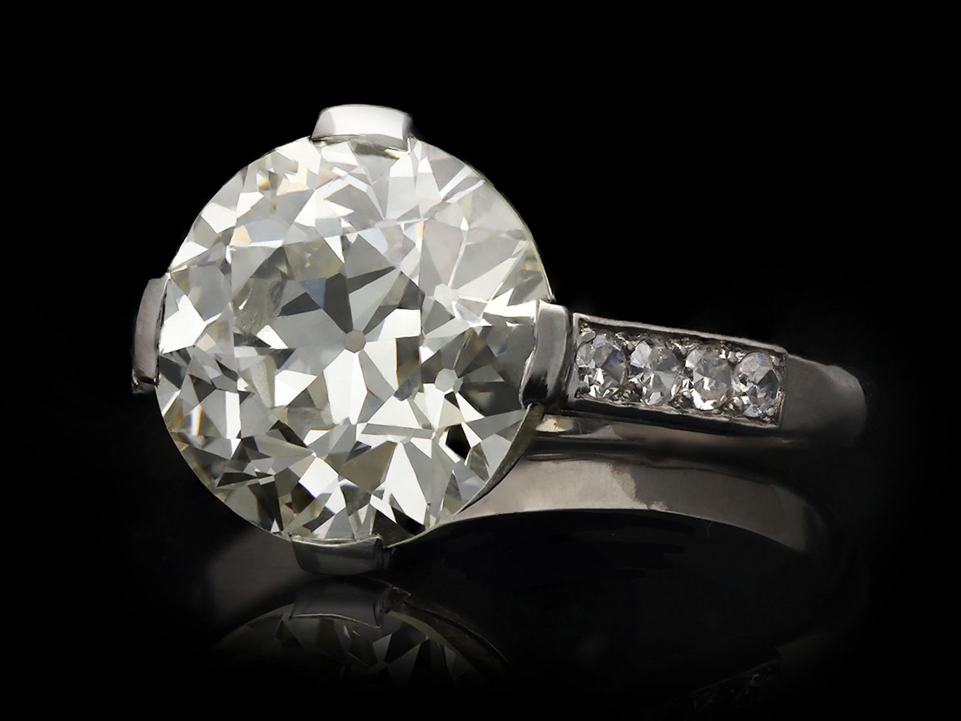 4,51 Karat altgeschliffener Diamant, flankierter Solitärring, französisch, um 1940. im Angebot 1