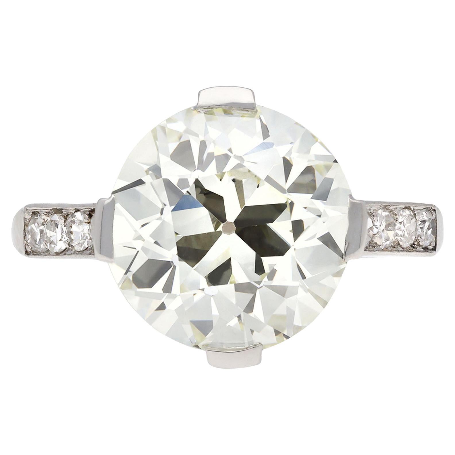 4,51 Karat altgeschliffener Diamant, flankierter Solitärring, französisch, um 1940. im Angebot