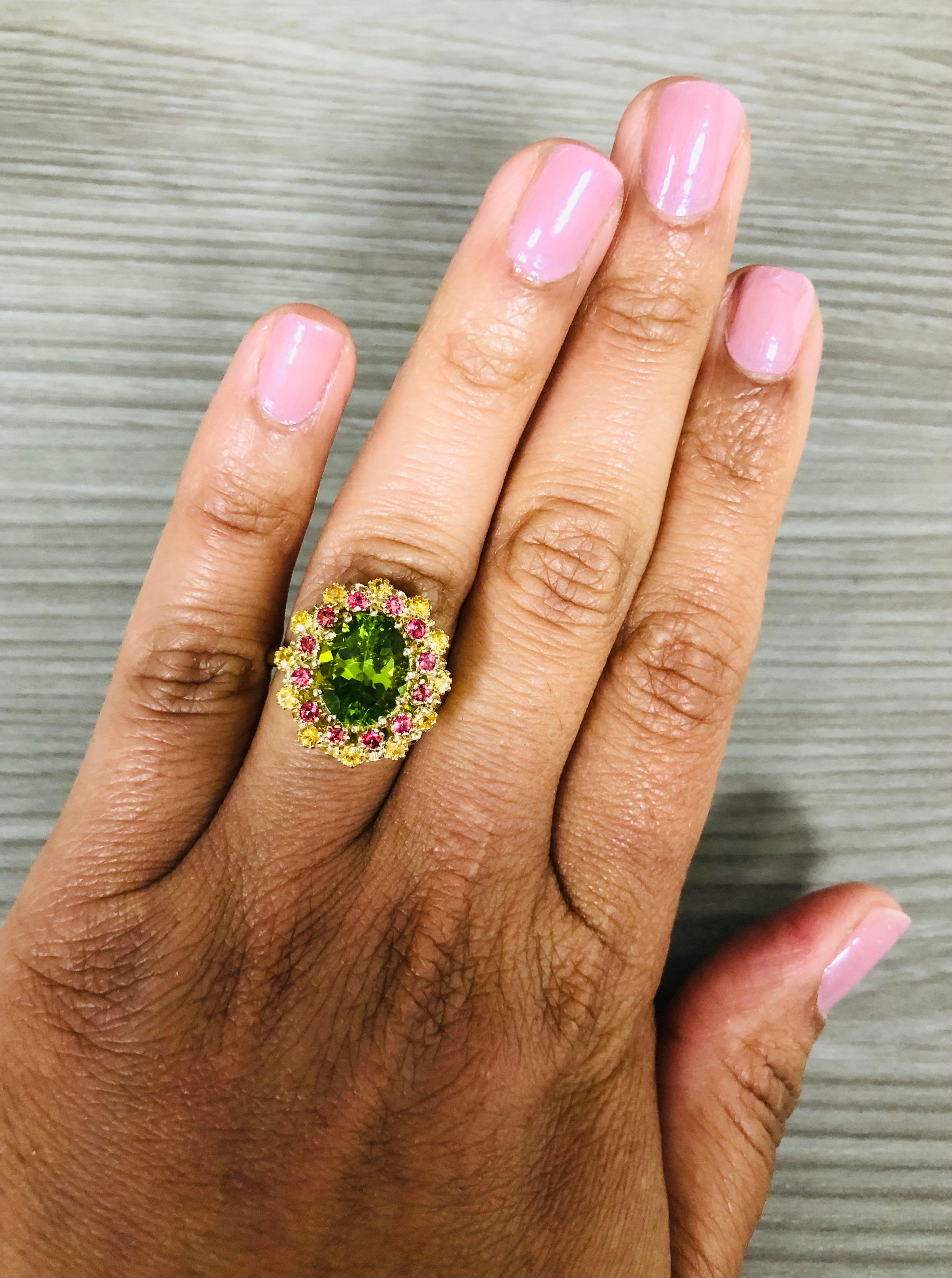 Contemporary 4.51 Carat Peridot Yellow and Red Sapphire 14 Karat Yellow Gold Cocktail Ring For Sale