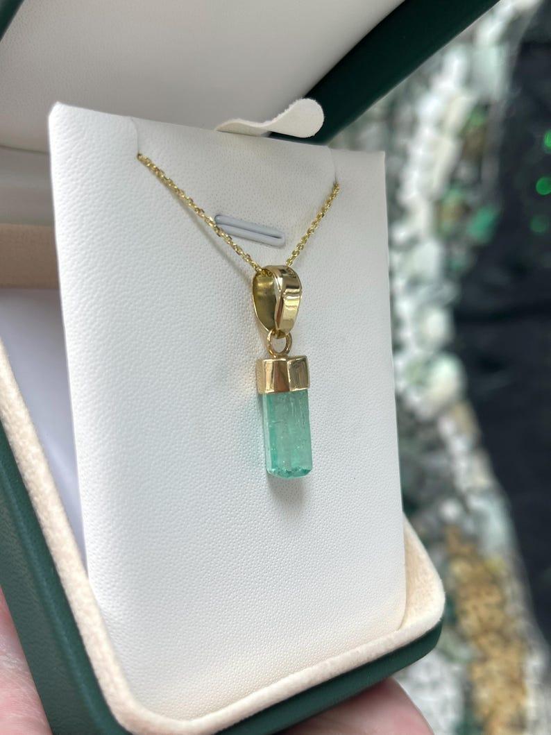 Moderne Pendentif en émeraude colombienne brute de 4.51 carat  Or 18K Cristal Light Greene & Greene Lights en vente