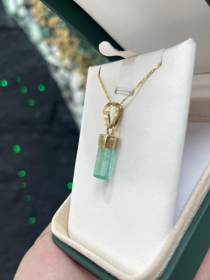 Taille émeraude Pendentif en émeraude colombienne brute de 4.51 carat  Or 18K Cristal Light Greene & Greene Lights en vente