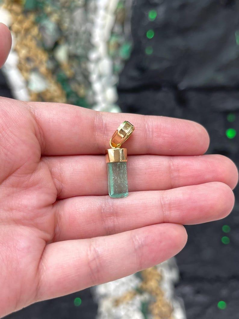 Pendentif en émeraude colombienne brute de 4.51 carat  Or 18K Cristal Light Greene & Greene Lights Neuf - En vente à Jupiter, FL