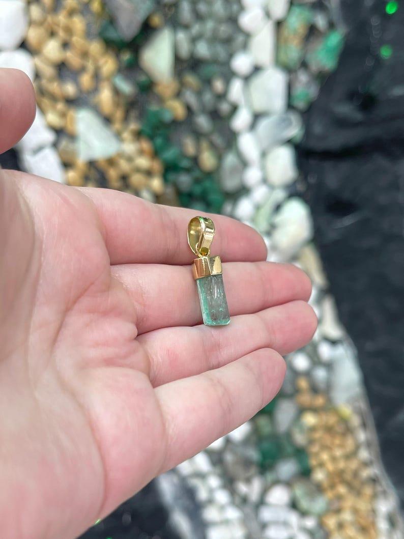 Pendentif en émeraude colombienne brute de 4.51 carat  Or 18K Cristal Light Greene & Greene Lights Pour femmes en vente