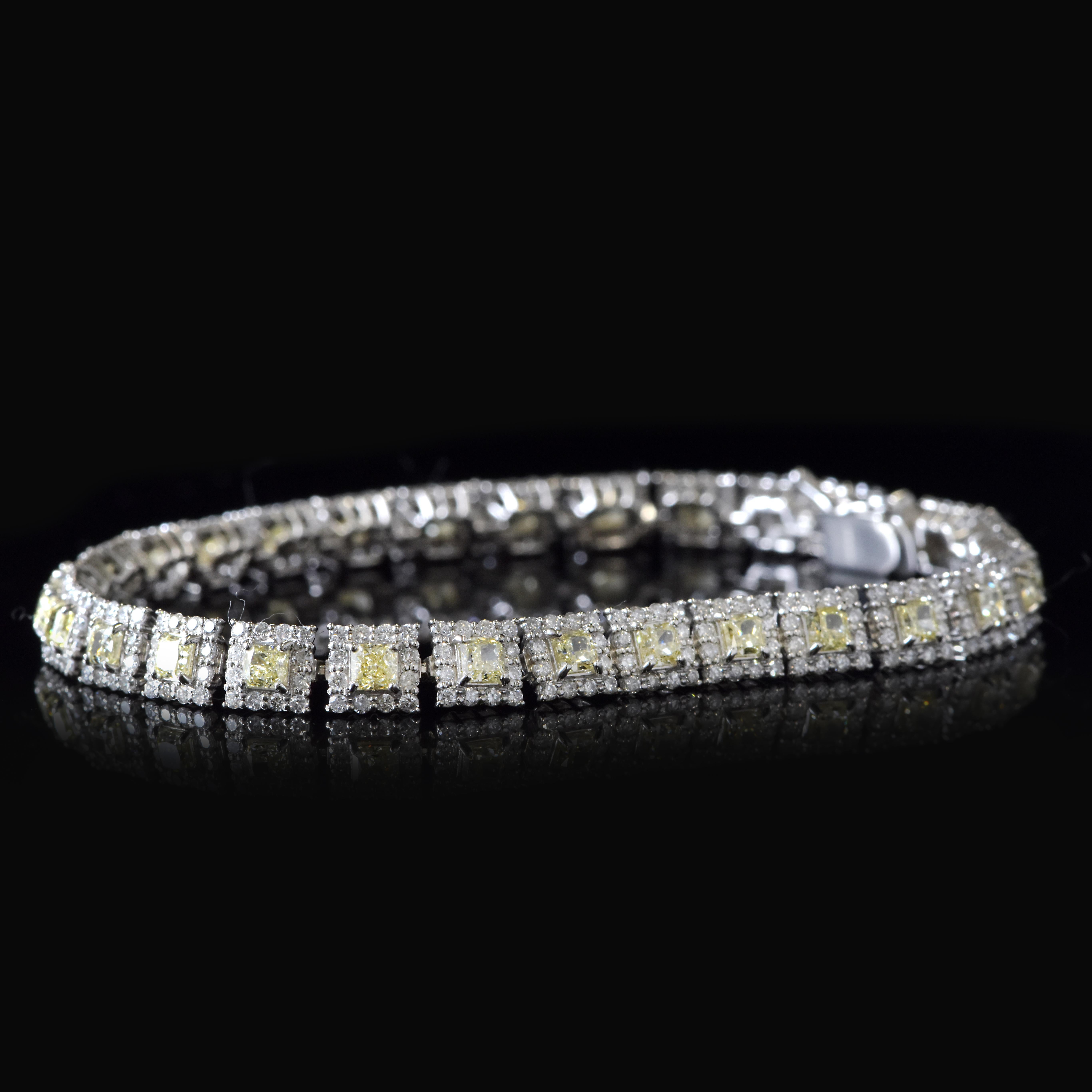 Moderne Bracelet en platine avec diamant naturel de 4,51 carats, taille coussin, de couleur jaune clair en vente