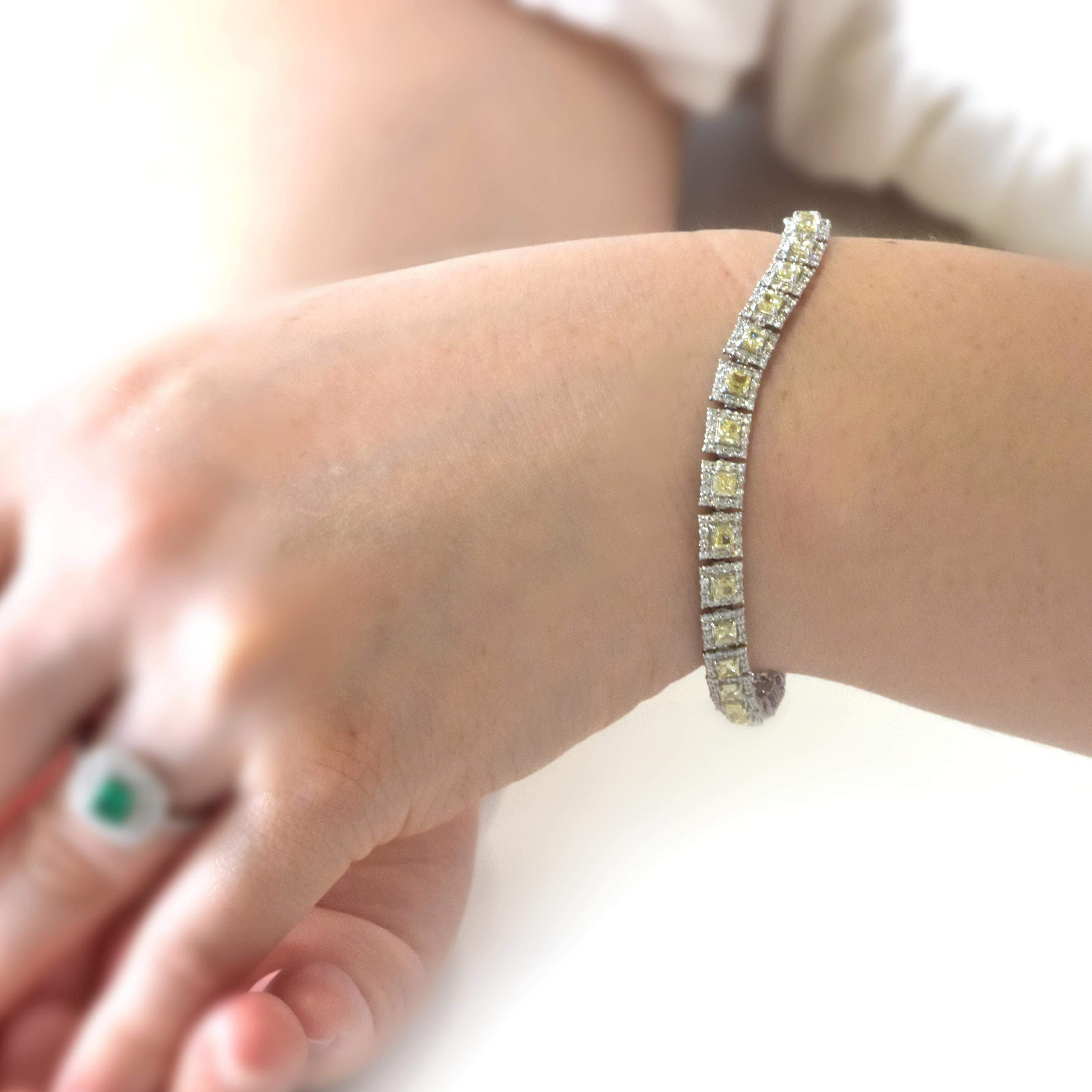 Bracelet en platine avec diamant naturel de 4,51 carats, taille coussin, de couleur jaune clair Neuf - En vente à Tokyo, JP