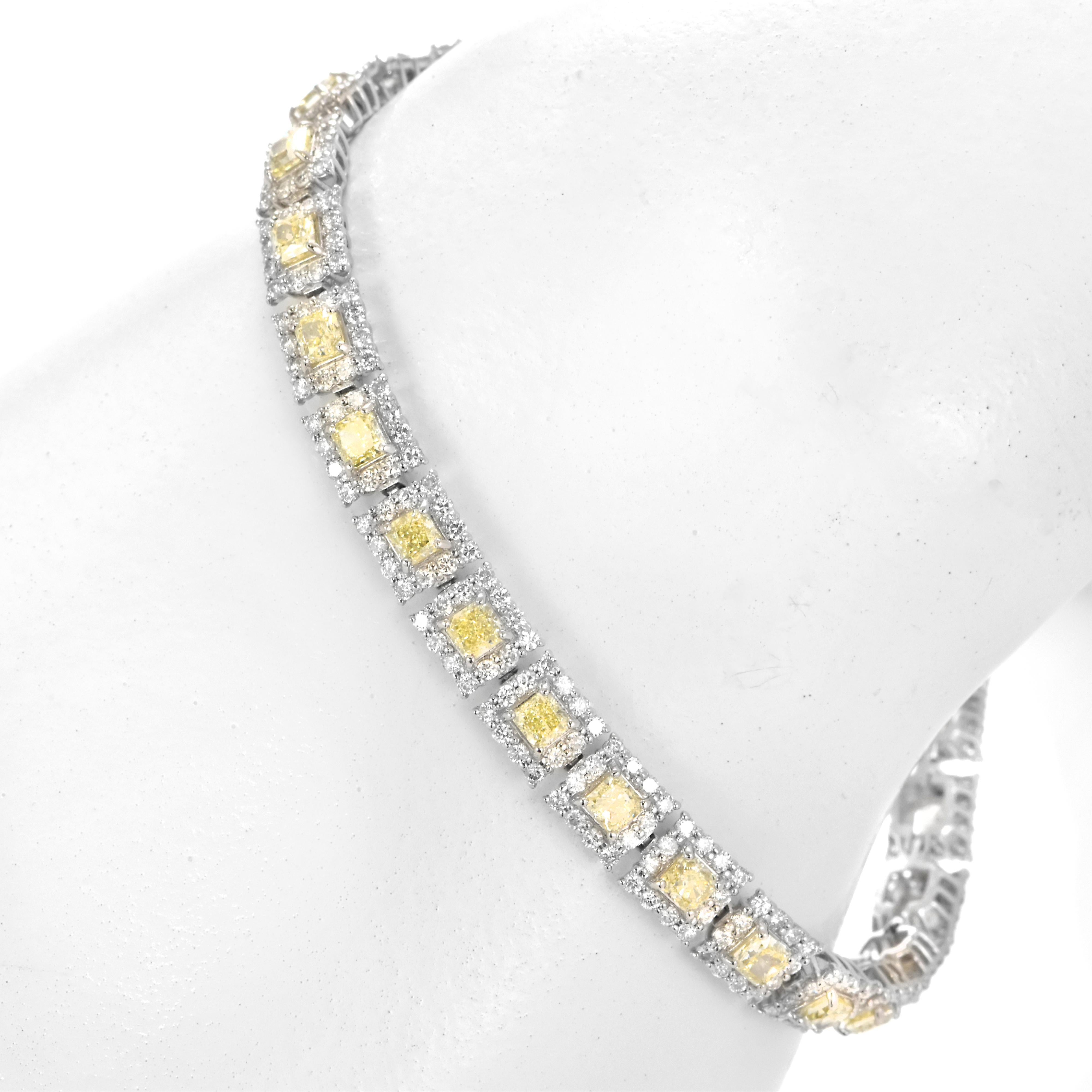 Bracelet en platine avec diamant naturel de 4,51 carats, taille coussin, de couleur jaune clair en vente 1
