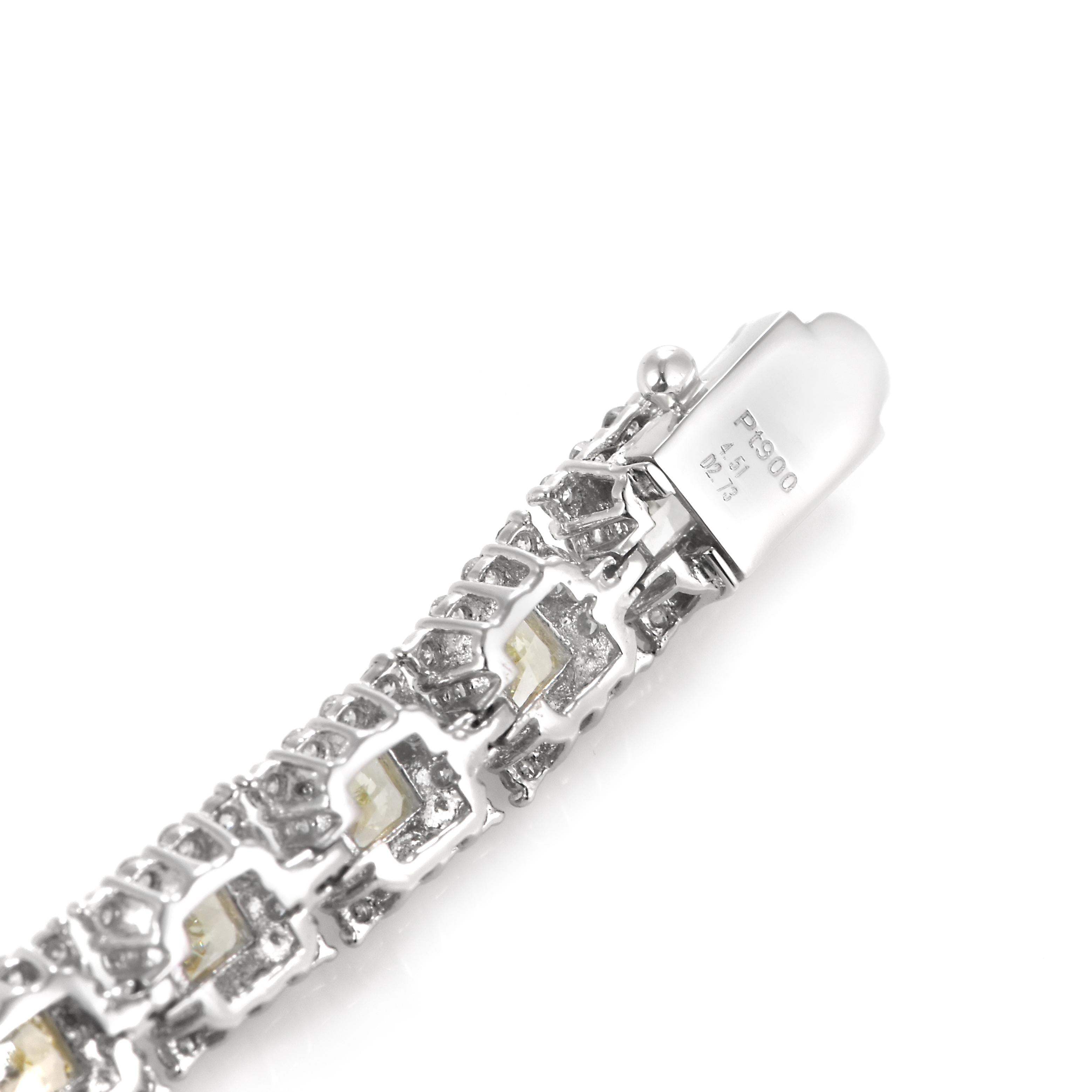 Bracelet en platine avec diamant naturel de 4,51 carats, taille coussin, de couleur jaune clair en vente 2