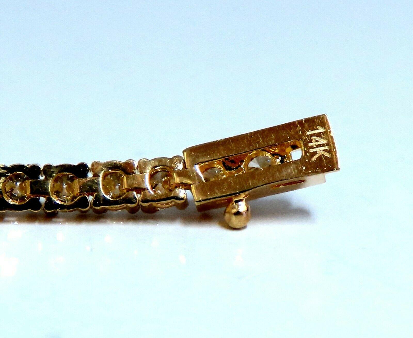 Tennis classico e stazione alternata

Totale 4,51ct. Naturale  bracciale con diamanti.

.96ct. 5 diamanti rotondi, H. H. S1.

3,55ct Diamanti più piccoli G/Vs-2

Tagli tondi e pieni 

oro giallo 14kt 

7,7 grammi.

Larghezza del bracciale: 4,2 mm

7