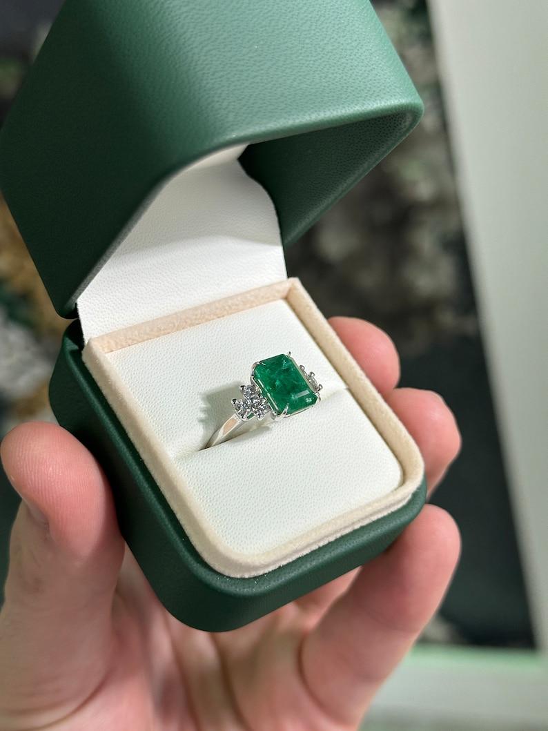 4.51tcw 14K Emerald & Diamond 7-Stone Ring - Lush Green Prong Set Emerald For Sale 1