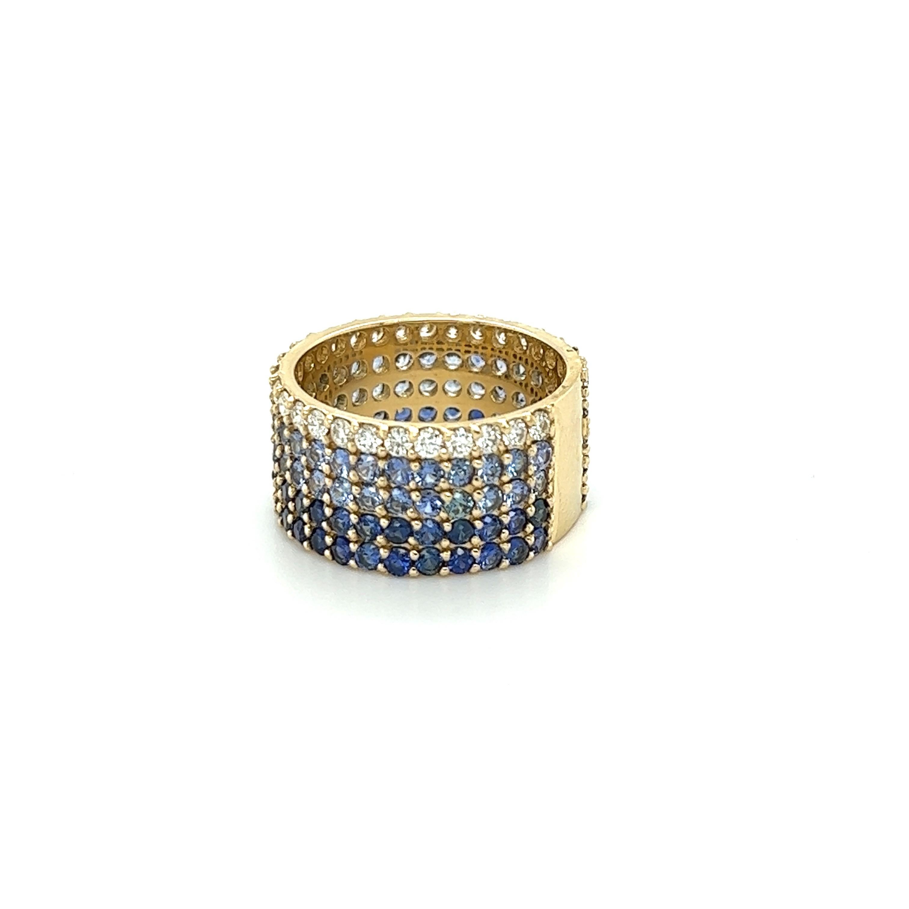 Dieser Ring hat natürliche blaue Saphire mit einem Gewicht von 3,77 Karat und natürliche weiße Diamanten im Rundschliff mit einem Gewicht von 0,75 Karat. Das Gesamtkaratgewicht des Rings beträgt 4.52 Karat. 

Klarheit und Farbe der Diamanten sind